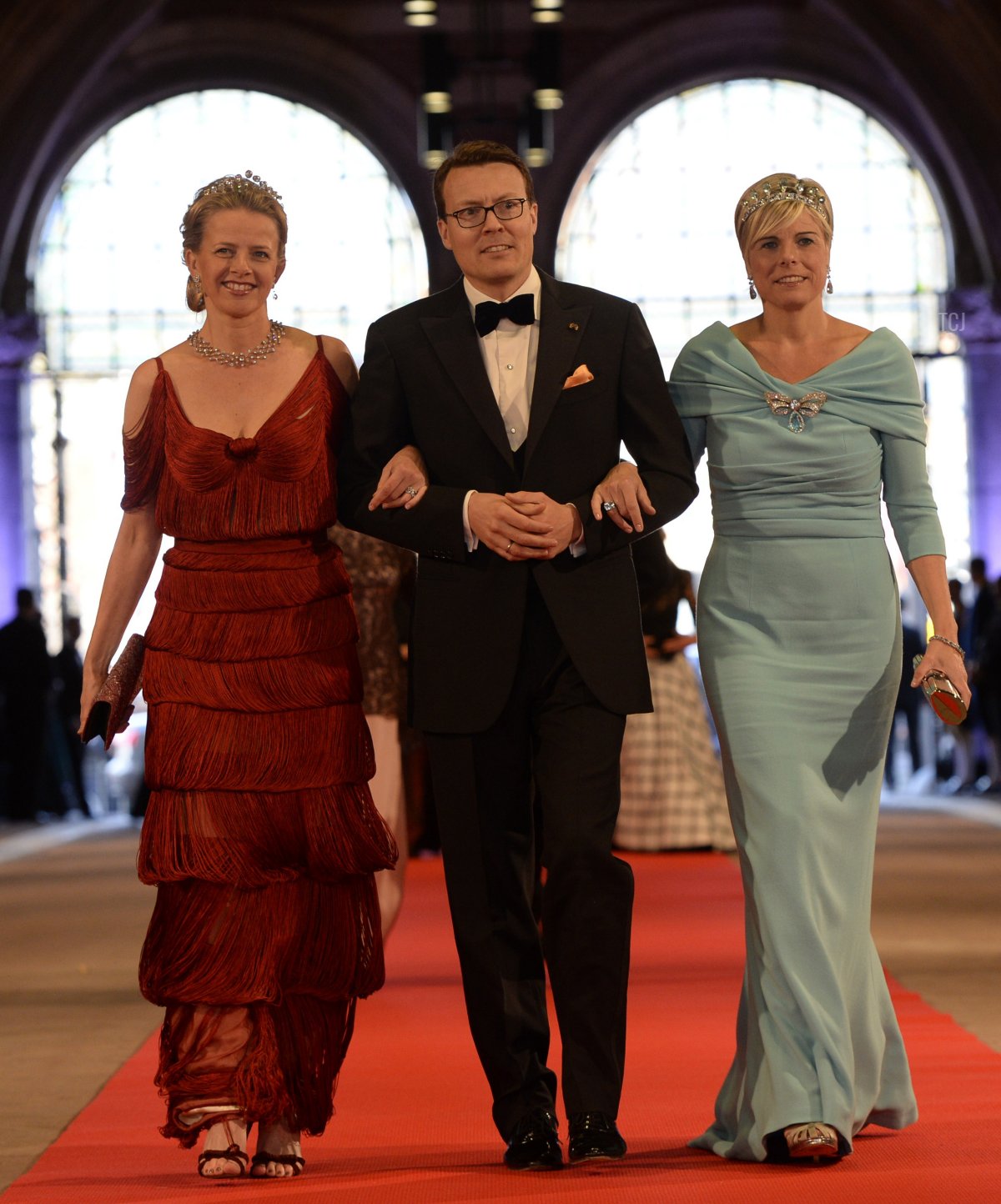 Prince Constantijn of the Netherlands (C), his wife Princess Laurentien (R) and Princess Mabel of Orange-Nassau pose on April 29, 2013 as they arrive to attend a dinner at the National Museum (Rijksmuseum) in Amsterdam hosted by Queen Beatrix of the Netherlands on the eve of her abdication