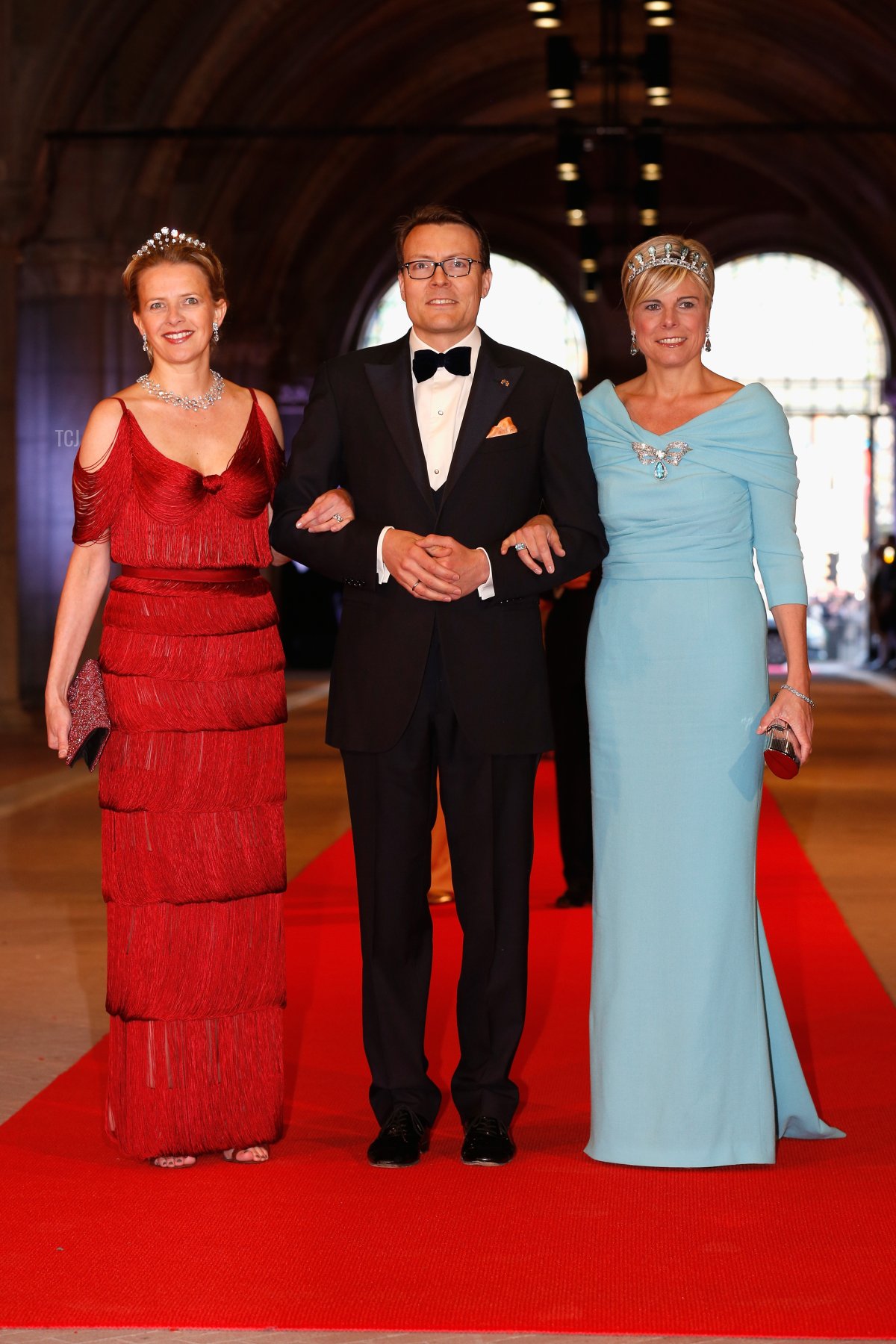 Prince Constantijn of the Netherlands (C), his wife Princess Laurentien (R) and Princess Mabel of Orange-Nassau pose on April 29, 2013 as they arrive to attend a dinner at the National Museum (Rijksmuseum) in Amsterdam hosted by Queen Beatrix of the Netherlands on the eve of her abdication