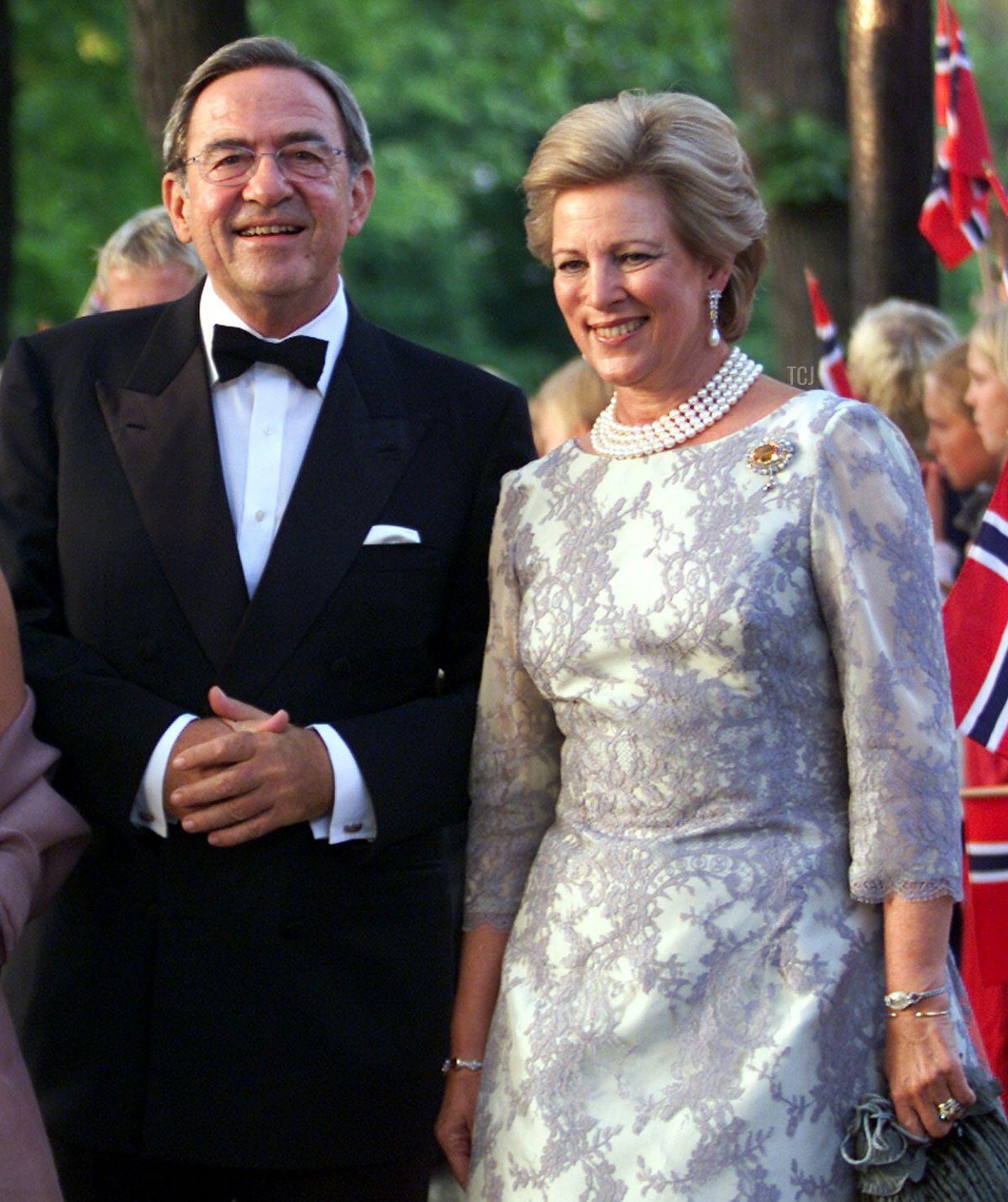 Norwegian princess Martha Louise (L) Greece King Kostantin and his wife Anne Marie pose for photographers as they arrive for a dinner at the Akershus Castle in Oslo August 24, 2001
