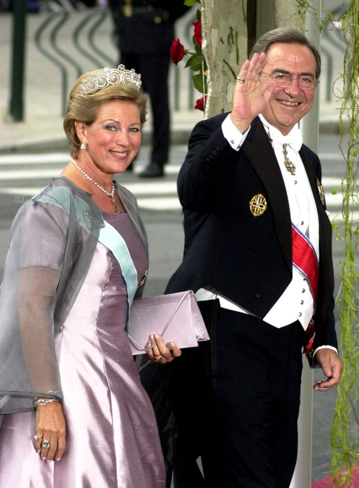 King Constantine of Greece and Queen Anne Marie attend the wedding of Norwegian Crown Prince Haakon and Mette-Marit Tjessem Hoiby August 25, 2001 at the Oslo Cathedral