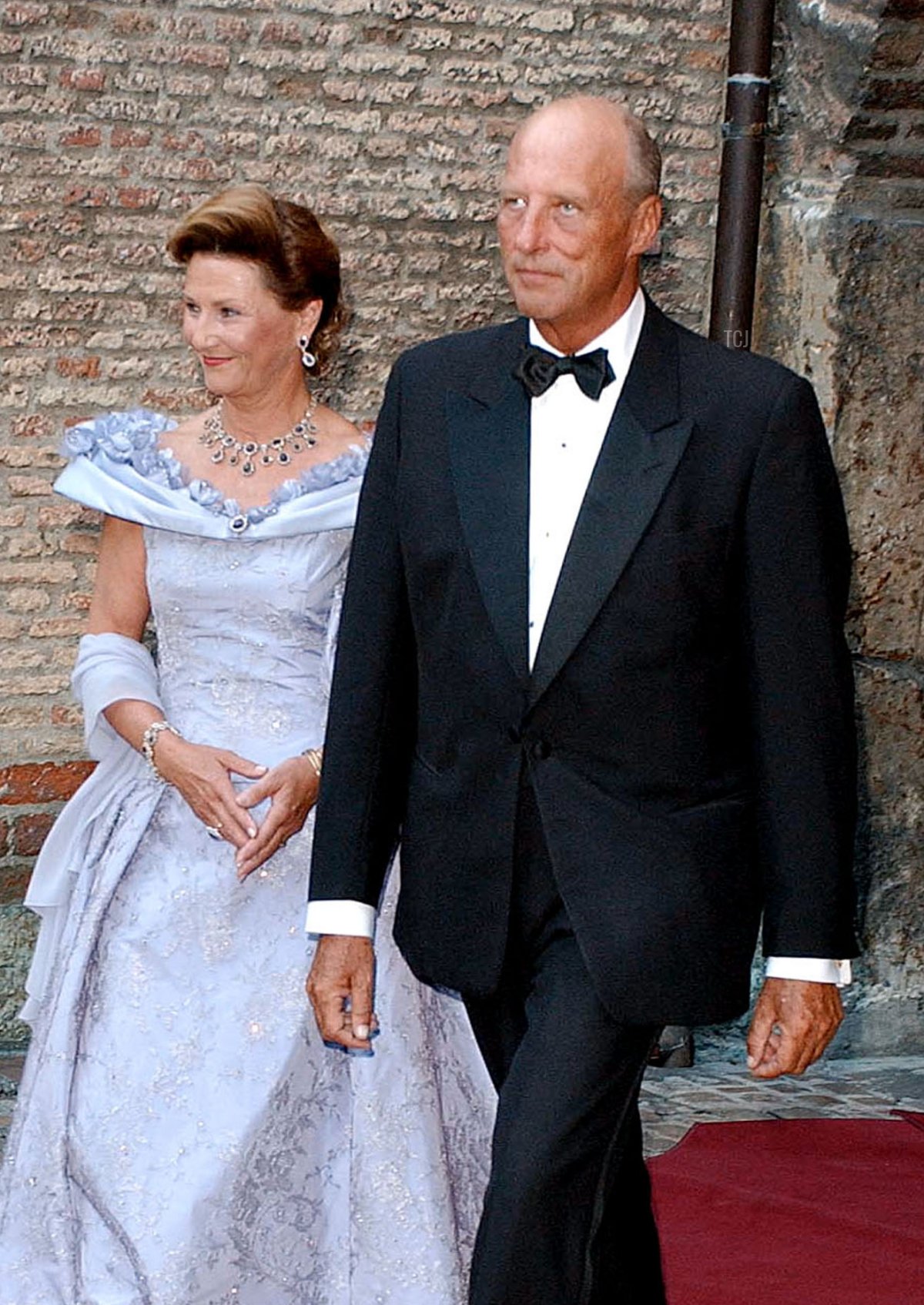 King Harald and Queen Sonja of Norway arrive at a dinner for Crown Prince Haakon of Norway and his fiancee Mette-Marit Tjessem Hoiby at Akershus Castle in Oslo August 24, 2001 on the eve of their wedding