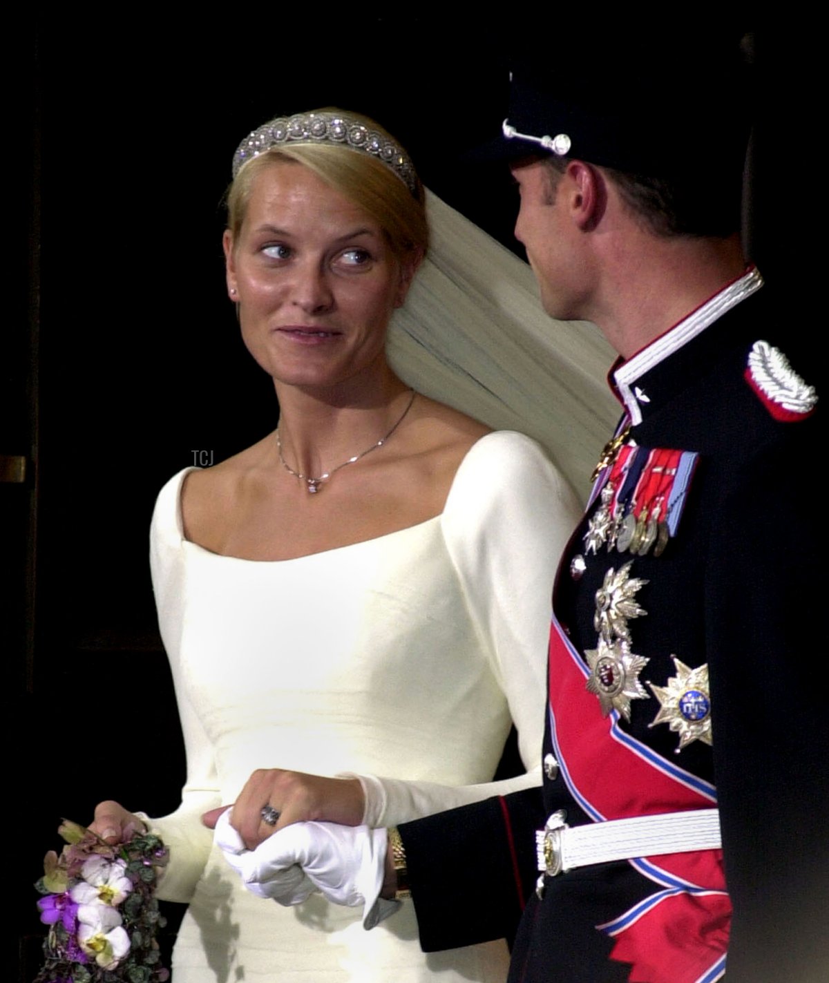 Norwegian Crown Prince Haakon and Mette-Marit Tjessem Hoiby leave the Oslo Cathedral August 25, 2001 after their wedding