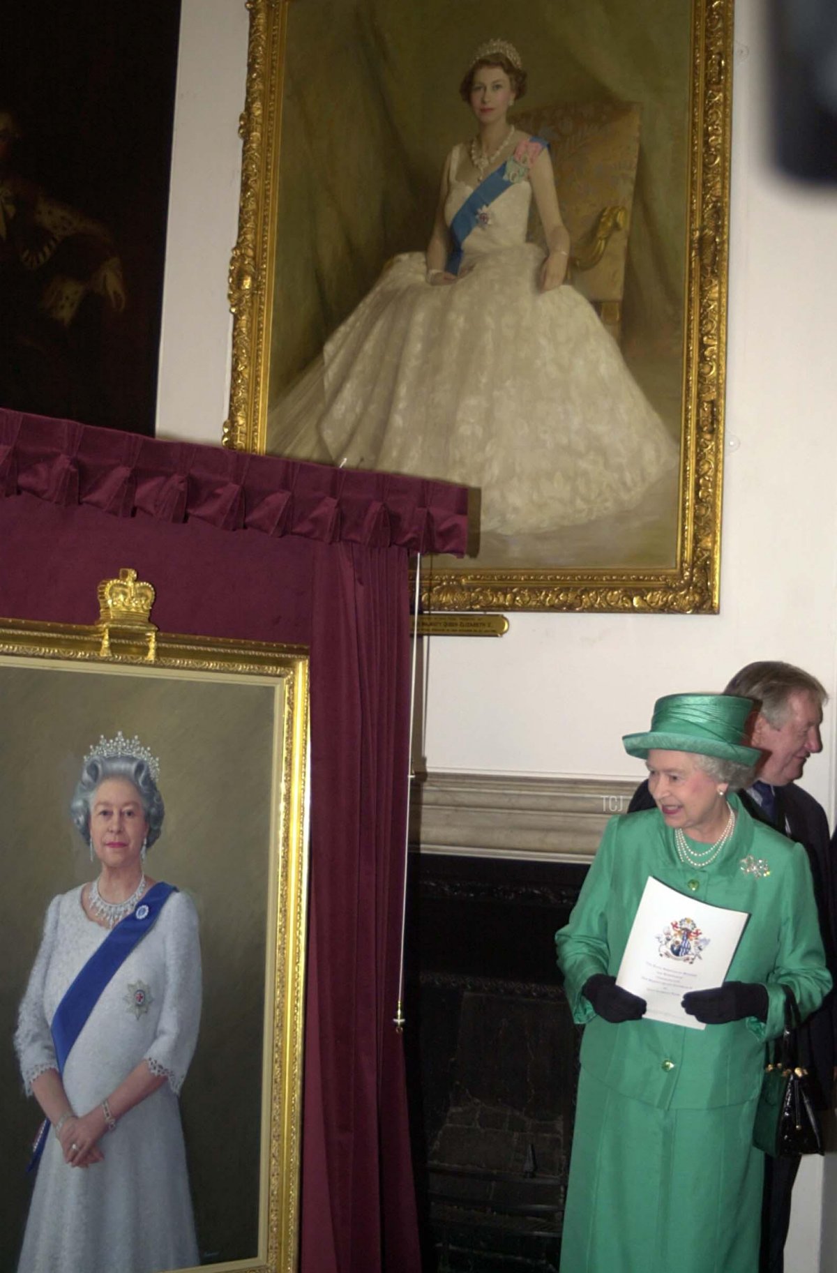 Queen Elizabeth II unveils a portrait of herself by artist Theodore Ramos at the Guildhall in Windsor, 03 June, 2002, to mark her Golden Jubilee