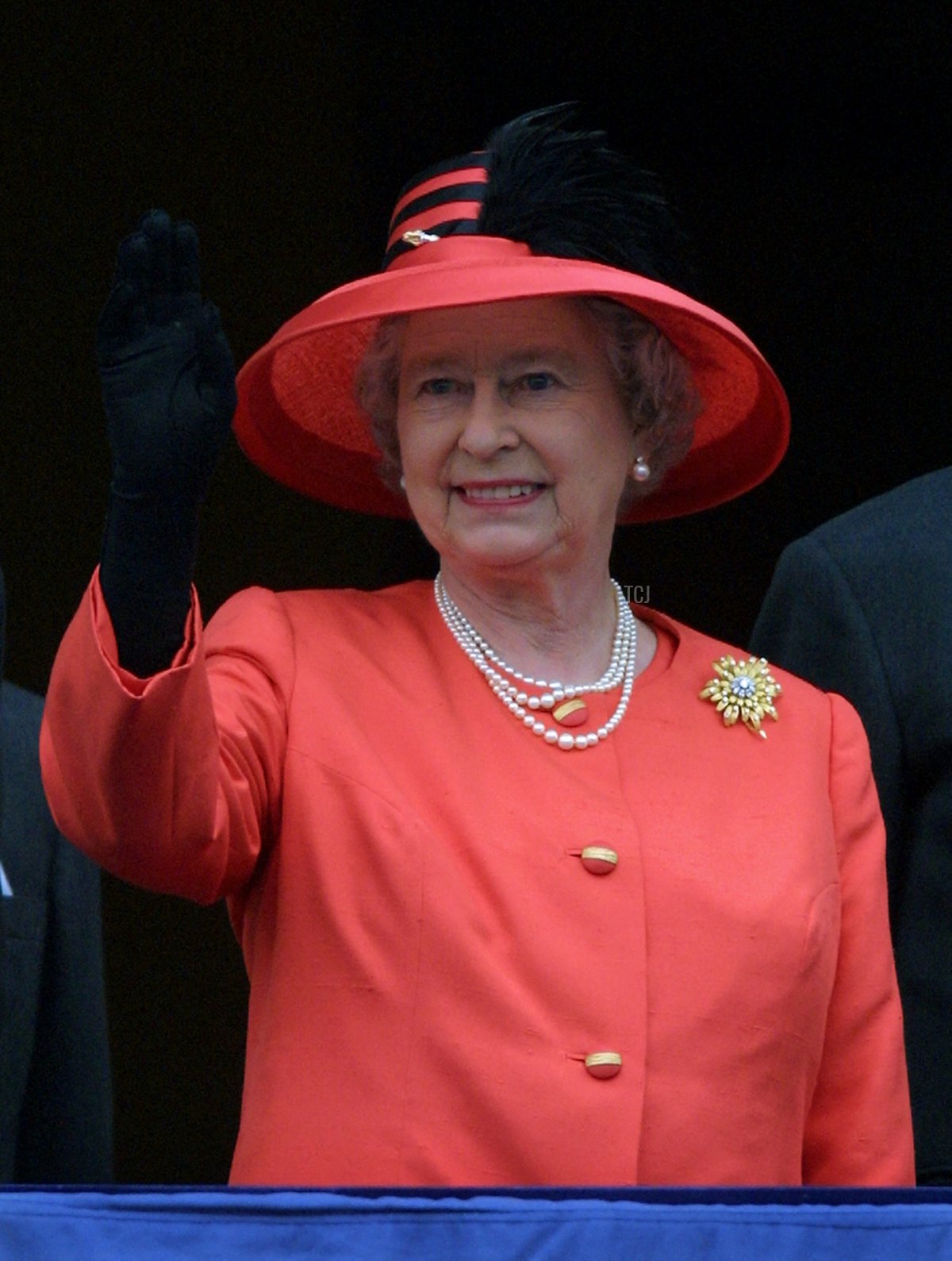 Queen Elizabeth II waves to the crowd from the balcony of Buckingham Palace during the Golden Jubilee celebrations in London 04 June 2002