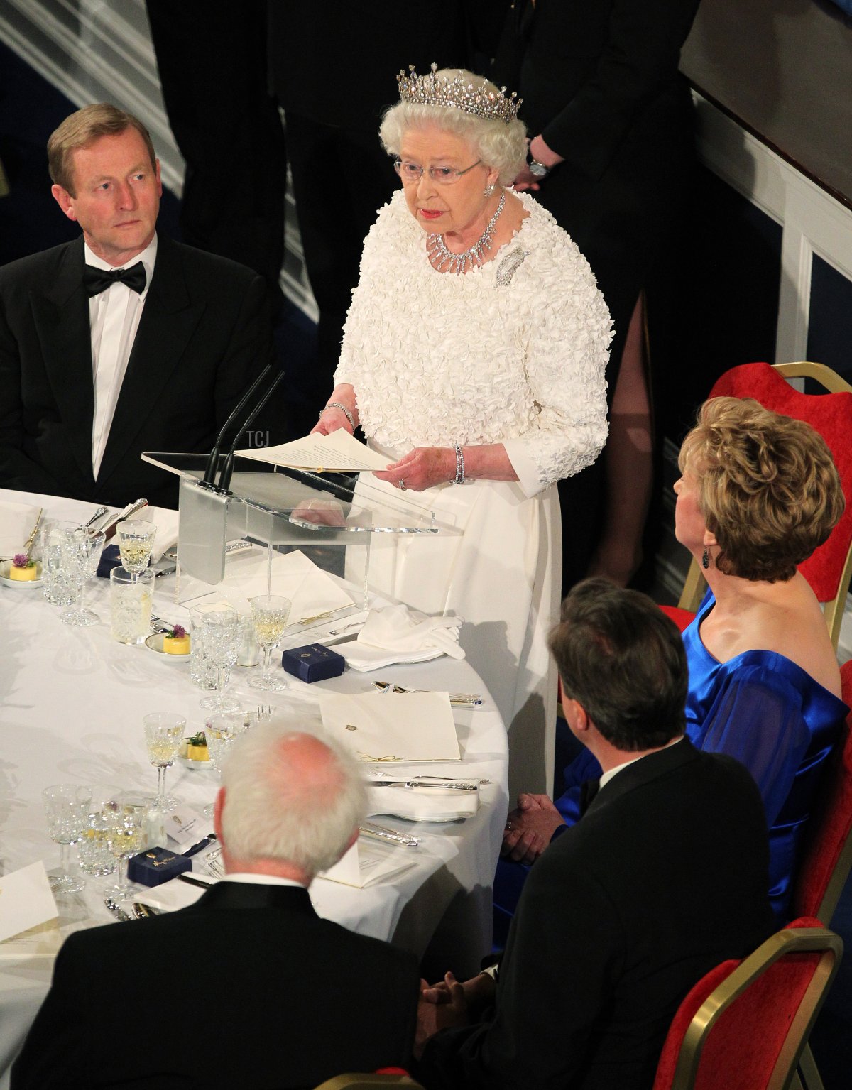 Britain's Queen Elizabeth II (C) delivers her speech next to Irish President Mary McAleese (R), British Prime Minister David Cameron (2R) and Irish Taoiseach Enda Kenny (L) at a state dinner in Saint Patrick's Hall at Dublin Castle in Dublin on May 18, 2011