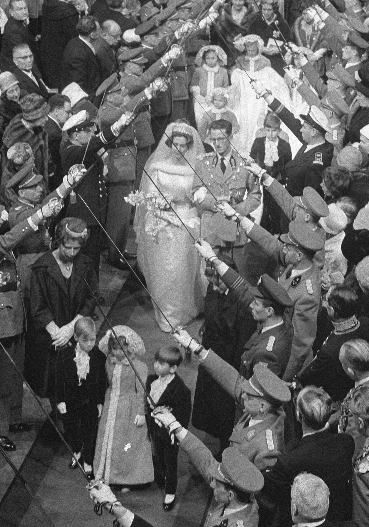 Royal wedding in Brussels, the newlyweds leave the church