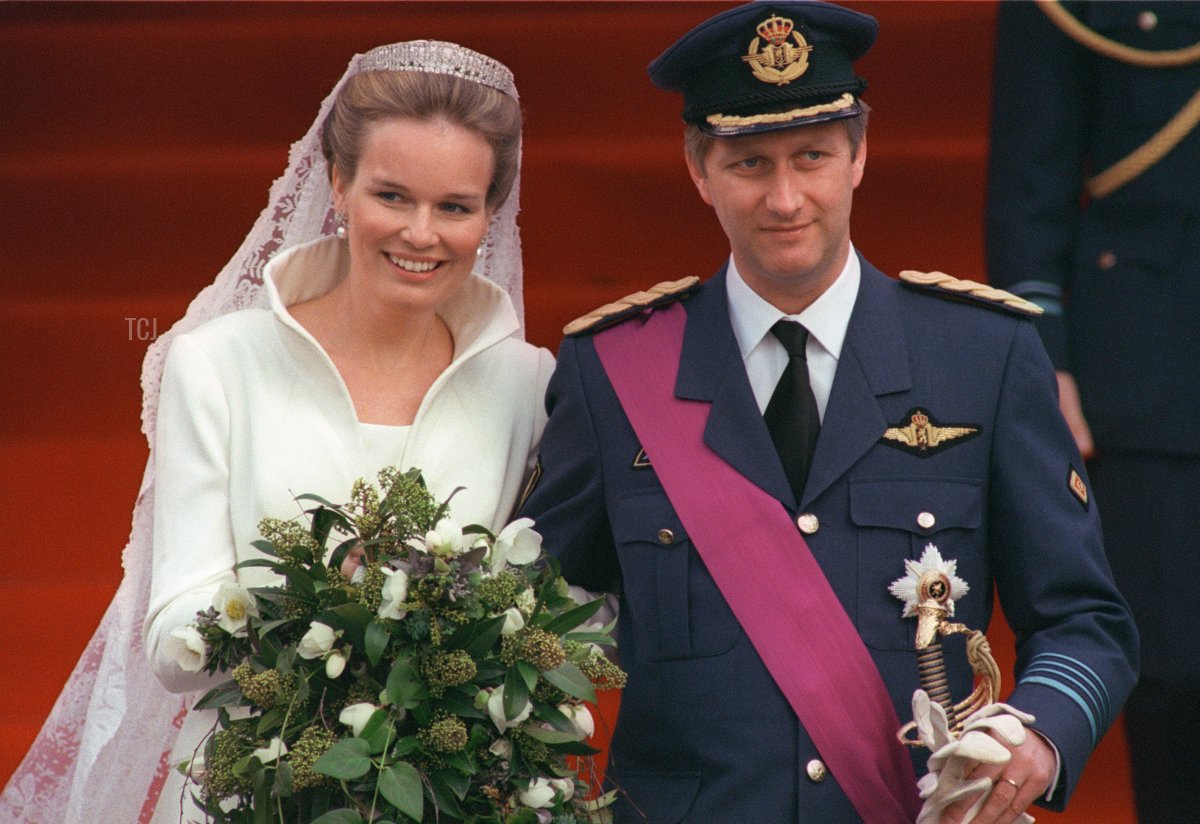 Belgium Crown Prince Philippe, 39, and Mathilde d'Udekem d'Acoz, a 26-year-old speech therapist, smile to the crowd of 2,000 wellwishers 04 December 1999 after being married in the Roman Catholic service at Saint-Michel-et-Gudule Cathedral in Brussels