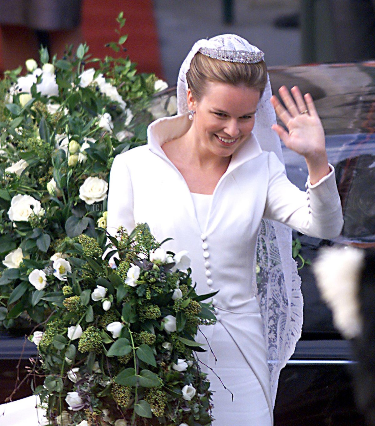 Mathilde d'Udekem d'Acoz waves to crowd as she arrives at Brussels Town hall 04 December 1999, before the celebration of her wedding with Crown Prince Philippe of Belgium