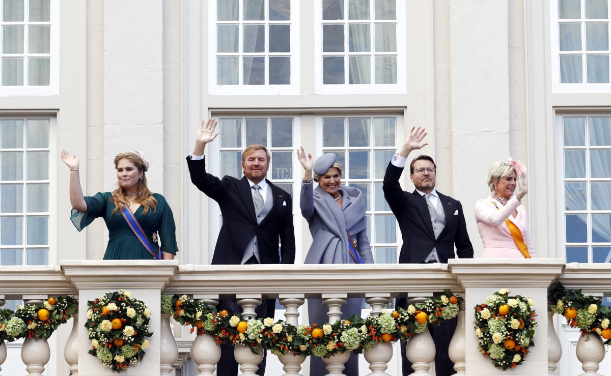 Princess Amalia, King Willem-Alexander, Queen Maxima, Prince Constantijn and Princess Laurentien wave on the balcony of the Noordeinde Palace in The Hague, on September 20, 2022