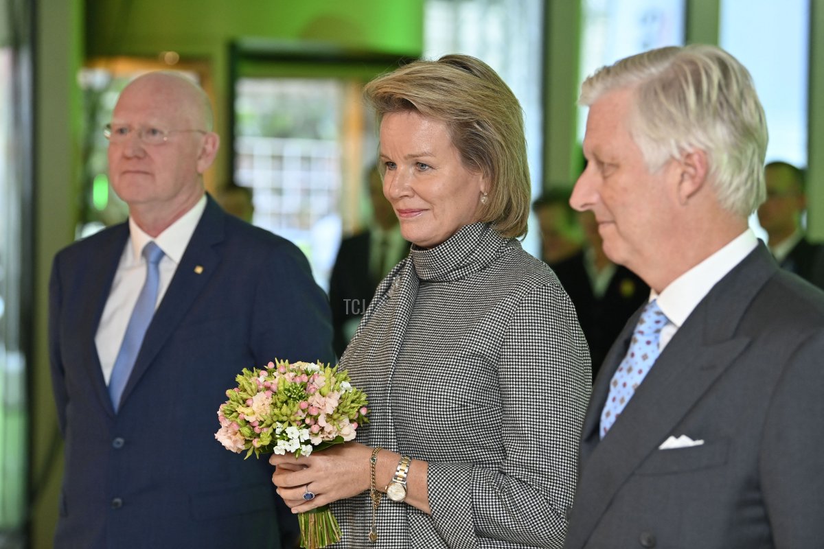 Queen Mathilde of Belgium (L) and King Philippe of Belgium (R) look on during a visit at the new headquarters of the BNP Paribas Fortis bank in Brussels on September 28, 2022