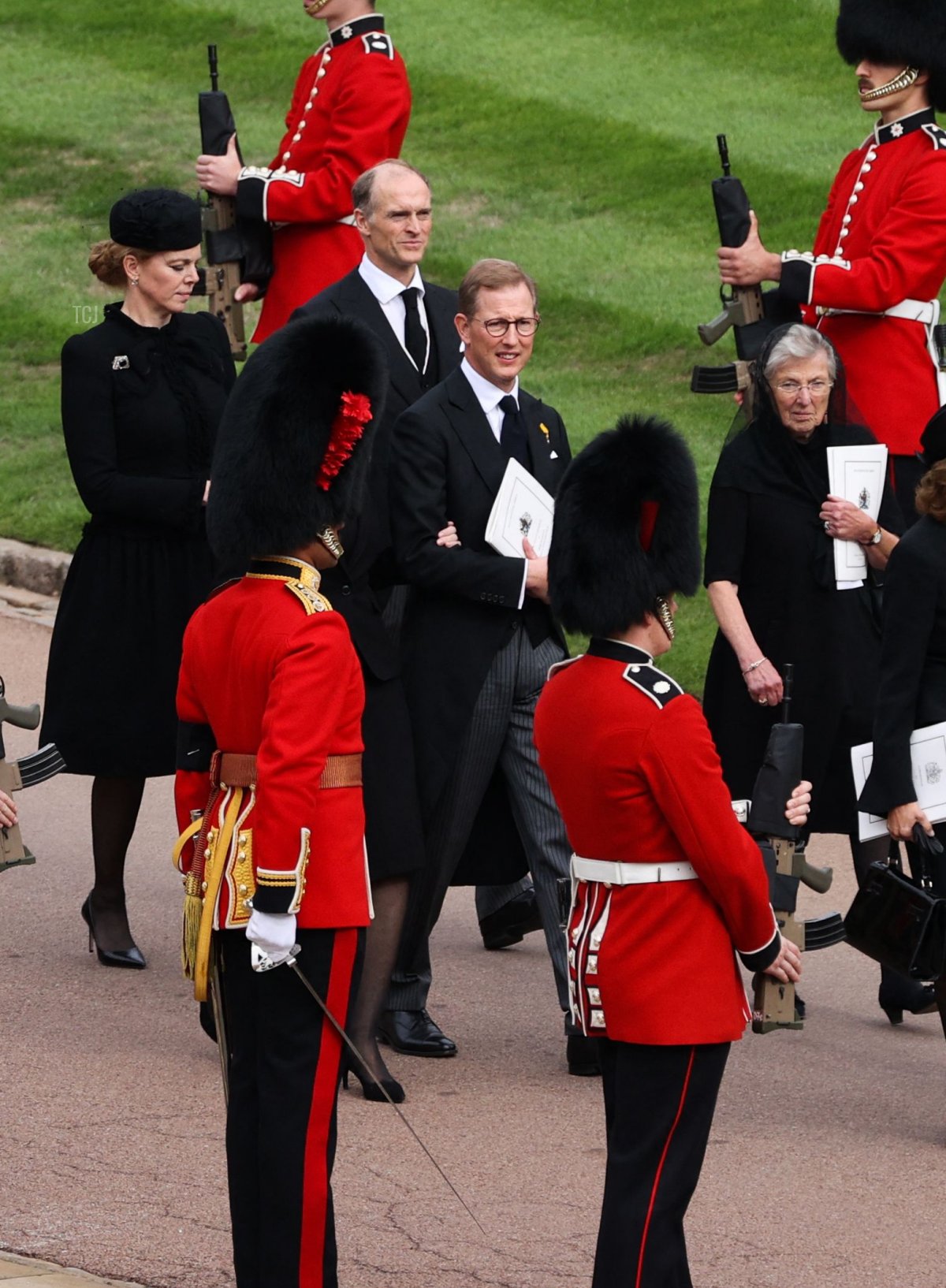 Sweden's King Carl Gustav XVI (R) and Sweden's Queen Silvia arrive at St George's Chapel inside Windsor Castle on September 19, 2022, ahead of the Committal Service for Britain's Queen Elizabeth II