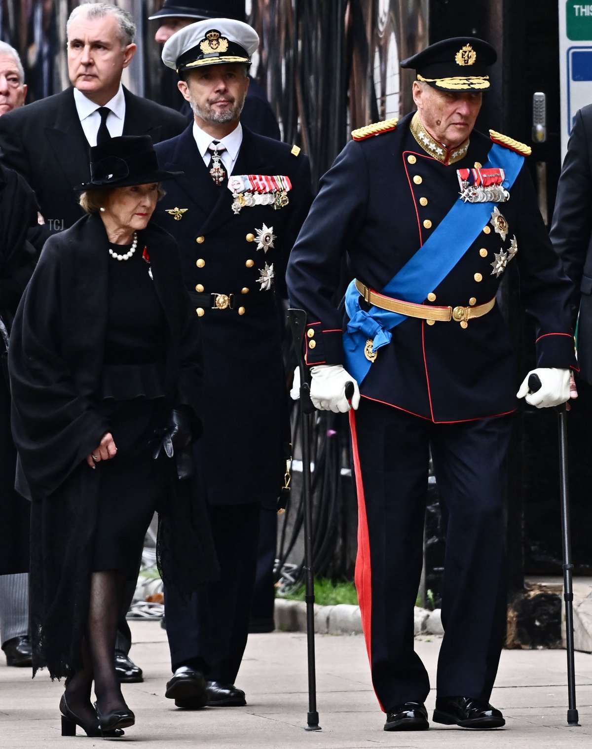 Norway's King Harald V (C), and his wife Queen Sonja, Frederik, Crown Prince of Denmark and Denmark's Queen Margrethe II (L) arrive at Westminster Abbey in London on September 19, 2022, for the State Funeral Service for Britain's Queen Elizabeth II