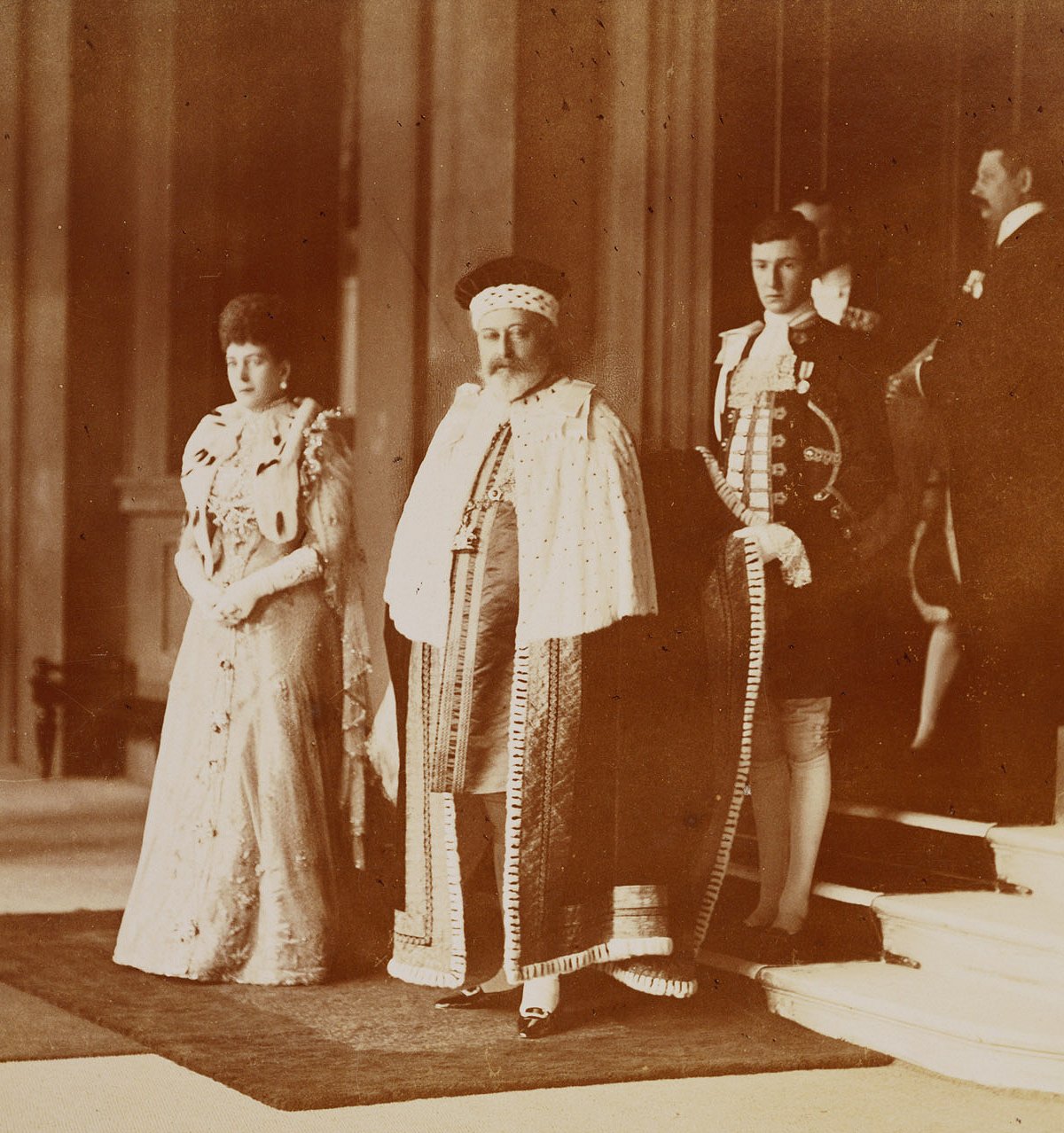Photograph of King Edward VII and Queen Alexandra outside on the step of Buckingham Palace