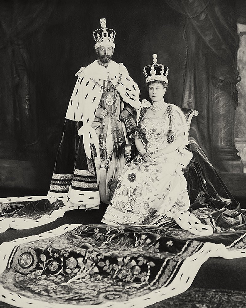 King George V and Queen Mary in their crowns and coronation robes