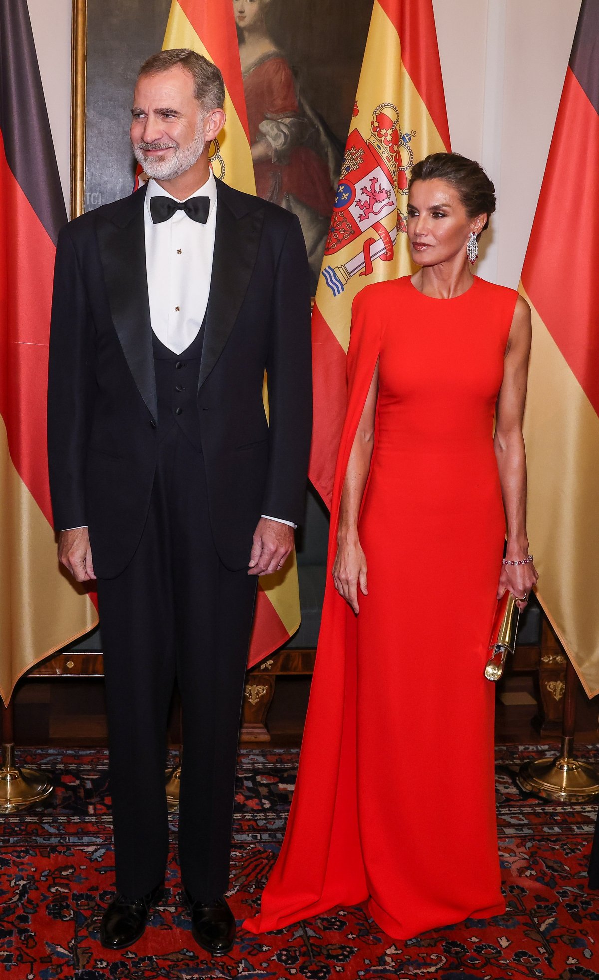 King Felipe VI of Spain and Queen Letizia of Spain wait to welcome guests arriving ahead of a banquet in honor of the Spanish royal couple at the presidential Bellevue Palace in Berlin on October 17, 2022