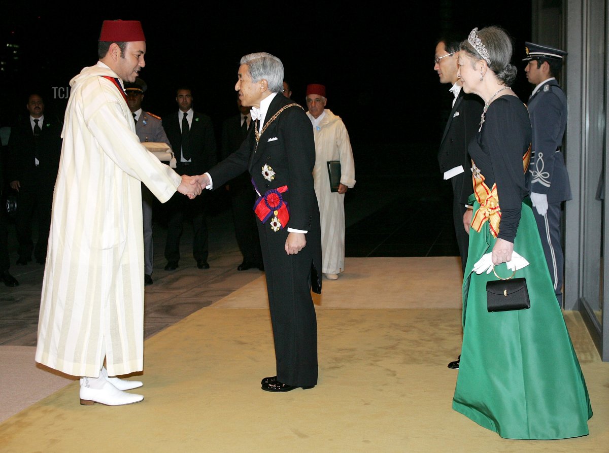 King of Morocco Mohammed VI (L) walks with Japanese Emperor Akihito (R) and Empress Michiko upon his arrival for a banquet at the Imperial Palace November 28, 2005 in Tokyo, Japan