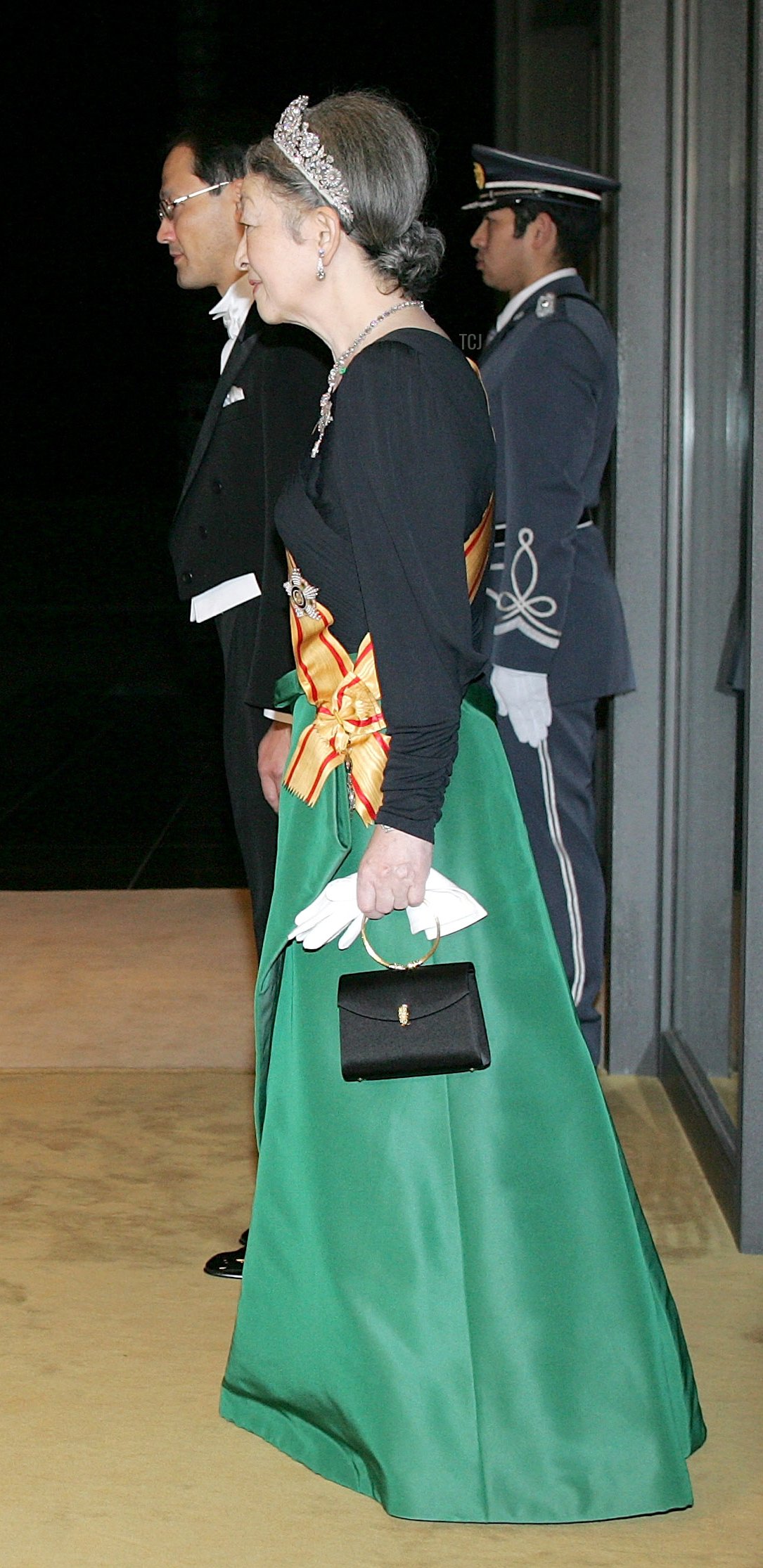 King of Morocco Mohammed VI (L) walks with Japanese Emperor Akihito (R) and Empress Michiko upon his arrival for a banquet at the Imperial Palace November 28, 2005 in Tokyo, Japan