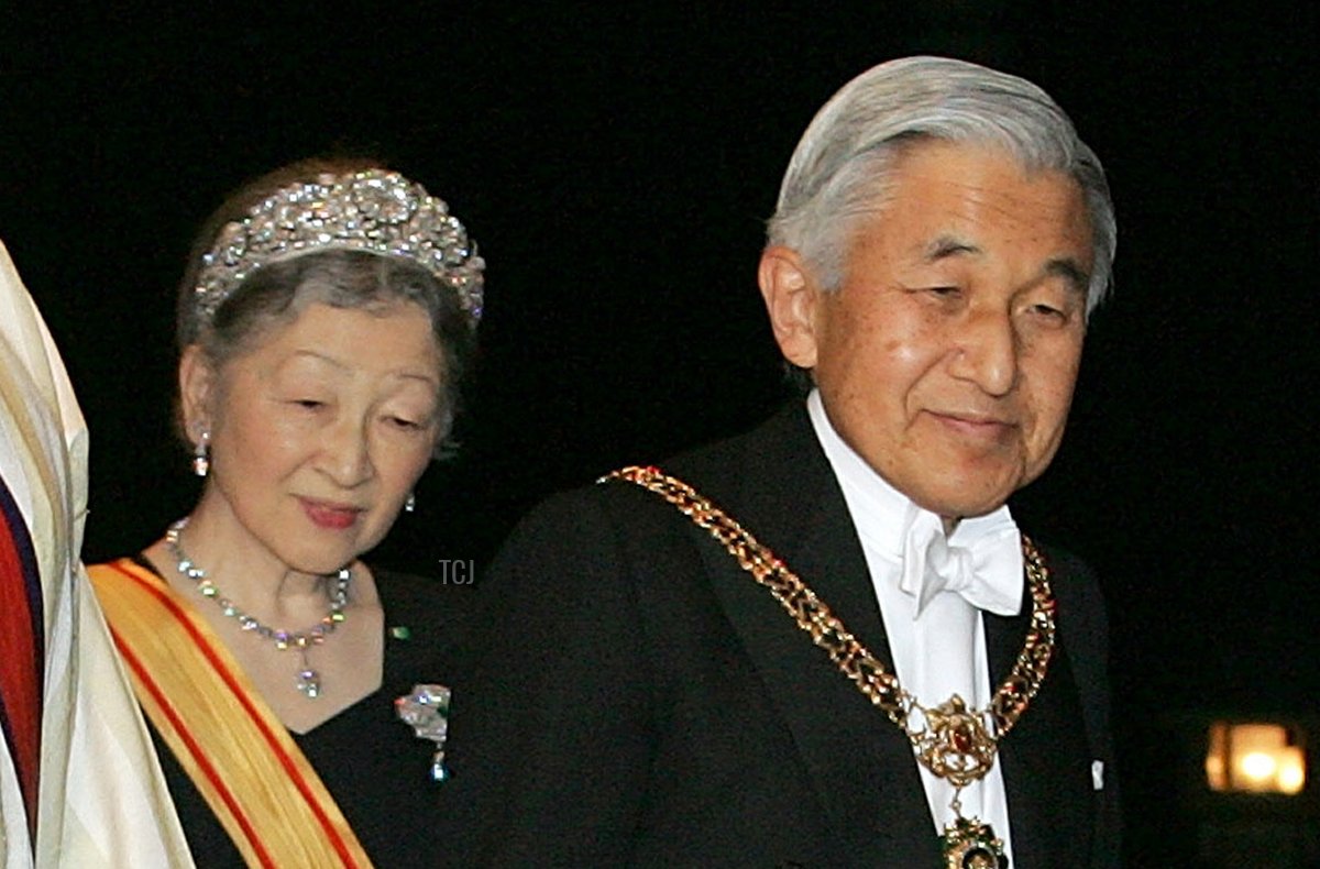 King of Morocco Mohammed VI (L) walks with Japanese Emperor Akihito (R) and Empress Michiko upon his arrival for a banquet at the Imperial Palace November 28, 2005 in Tokyo, Japan