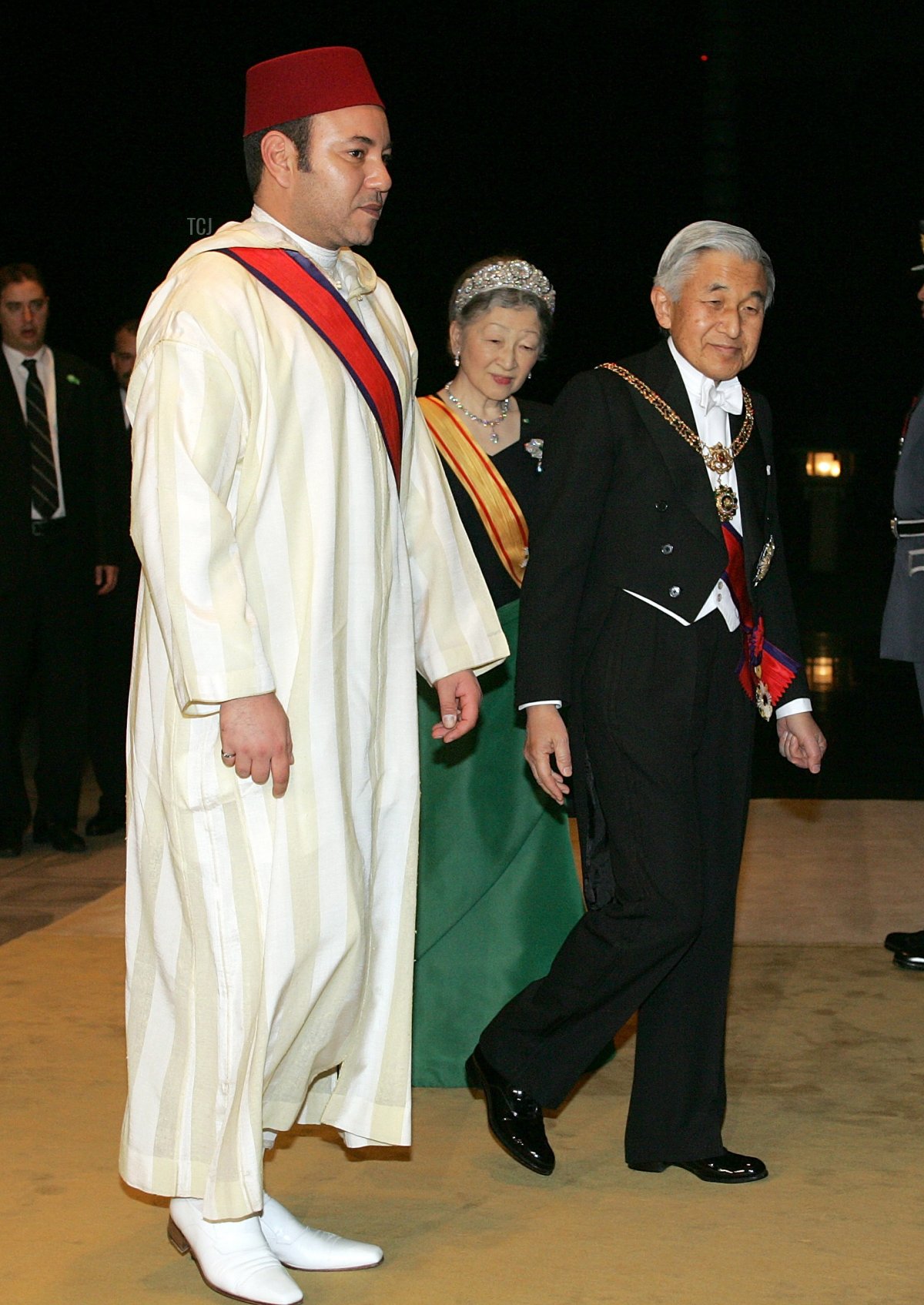 King of Morocco Mohammed VI (L) walks with Japanese Emperor Akihito (R) and Empress Michiko upon his arrival for a banquet at the Imperial Palace November 28, 2005 in Tokyo, Japan
