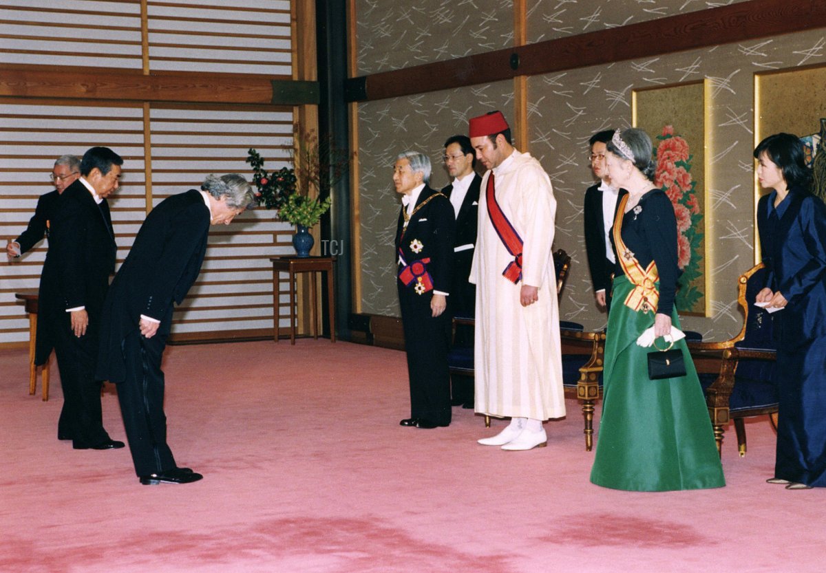 Morocco's King Mohammed VI (4R), Japan's Emperor Akihito (6R) and Empress Michiko (2R) are paid respect by Japanese Prime Minister Junichiro Koizumi (3L) before a royal banquet hosted by Emperor Akihito at the Imperial Palace in Tokyo, 28 November 2005