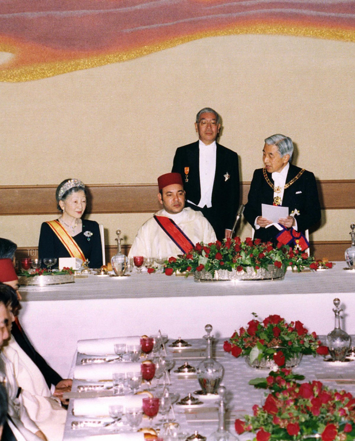Morocco's King Mohammed VI (middle - 2L) listens to a speech by Japan's Emperor Akihito (middle - 4R)) during a royal banquet hosted by Emperor Akihito at the Imperial Palace in Tokyo, 28 November 2005