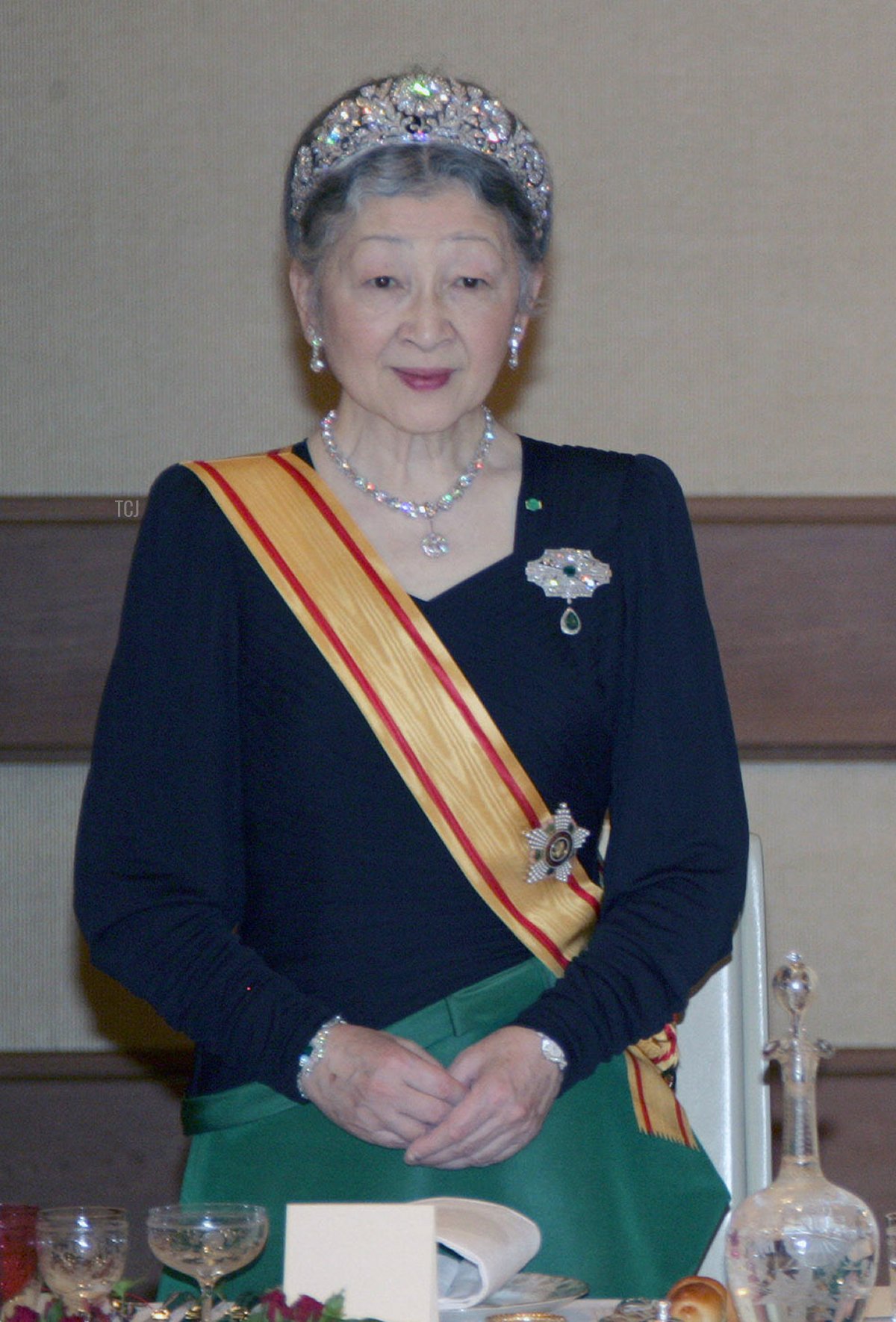 Morocco's King Mohammed VI (C), Japan's Emperor Akihito (R) and Empress Michiko (L) attend a royal banquet hosted by Emperor Akihito at the Imperial Palace in Tokyo, 28 November 2005
