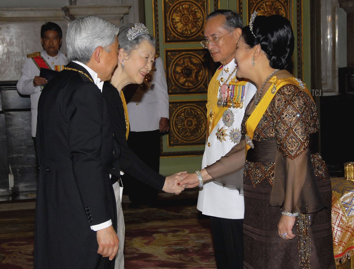 Thailand's King Bhumibol Adulyadej (L) and Queen Sirikit (R) greet Emperor Akihito of Japan (R) and Empress Michiko of Japan (L) as they arrive to attend the Royal banquet at the Golden Palace on June 13, 2006 in Bangkok, Thailand
