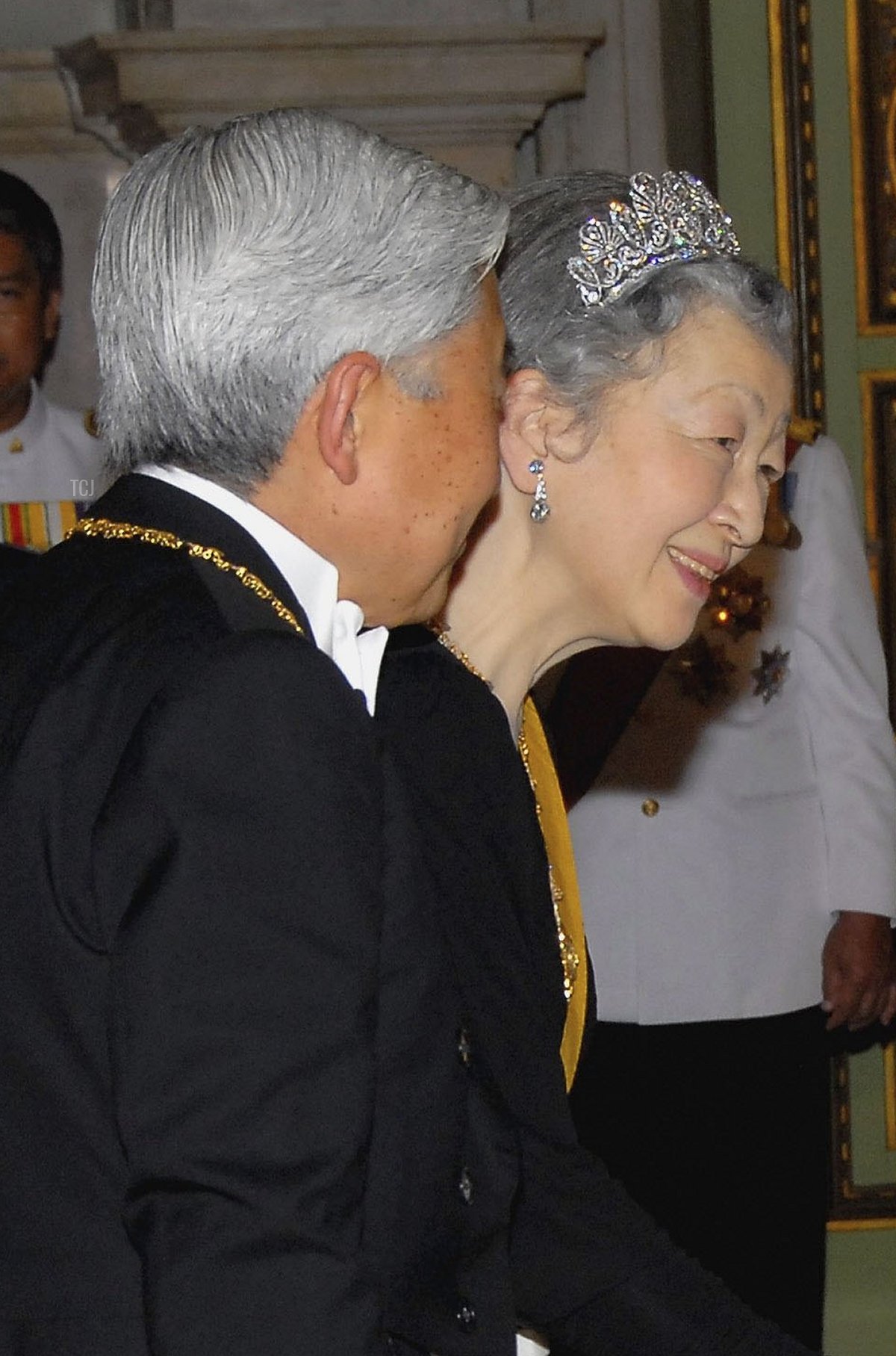 Thailand's King Bhumibol Adulyadej (L) and Queen Sirikit (R) greet Emperor Akihito of Japan (R) and Empress Michiko of Japan (L) as they arrive to attend the Royal banquet at the Golden Palace on June 13, 2006 in Bangkok, Thailand