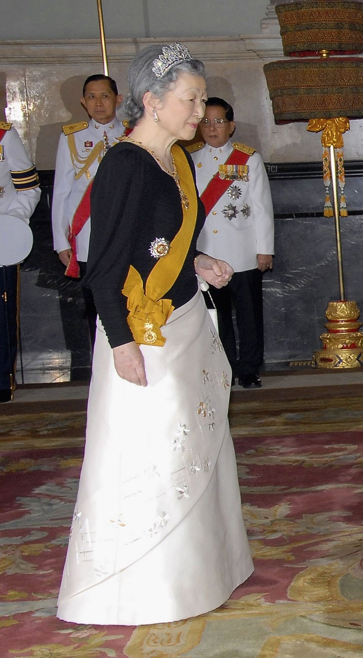 Thailand's King Bhumibol Adulyadej (L) and Queen Sirikit (R) greet Emperor Akihito of Japan (R) and Empress Michiko of Japan (L) as they arrive to attend the Royal banquet at the Golden Palace on June 13, 2006 in Bangkok, Thailand