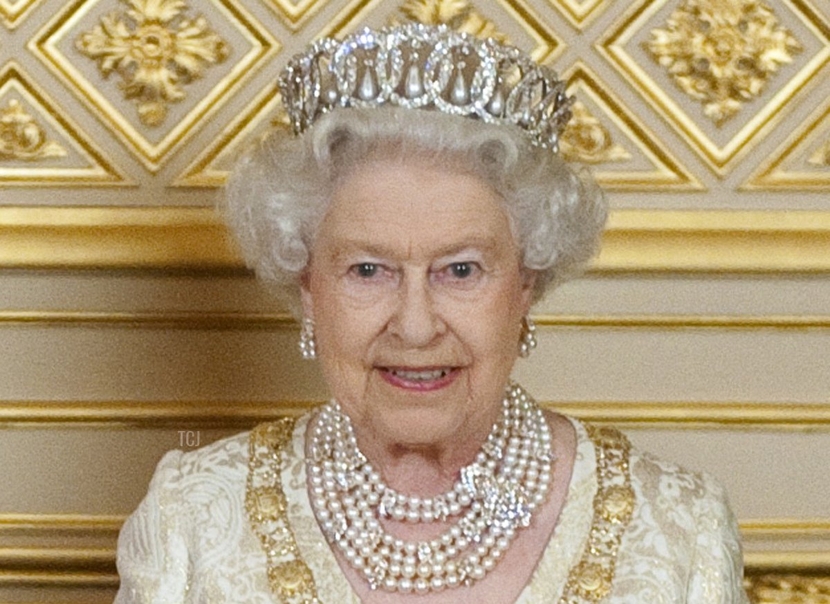 Queen Elizabeth II (R) poses with Sheikha Mozah bint Nasser Al Missned, the wife of Qatar's Emir Sheikh Hamad bin Khalifa al Thani, before a banquet held during their state visit at Windsor Castle on October 26, 2010 in Windsor, United Kingdom