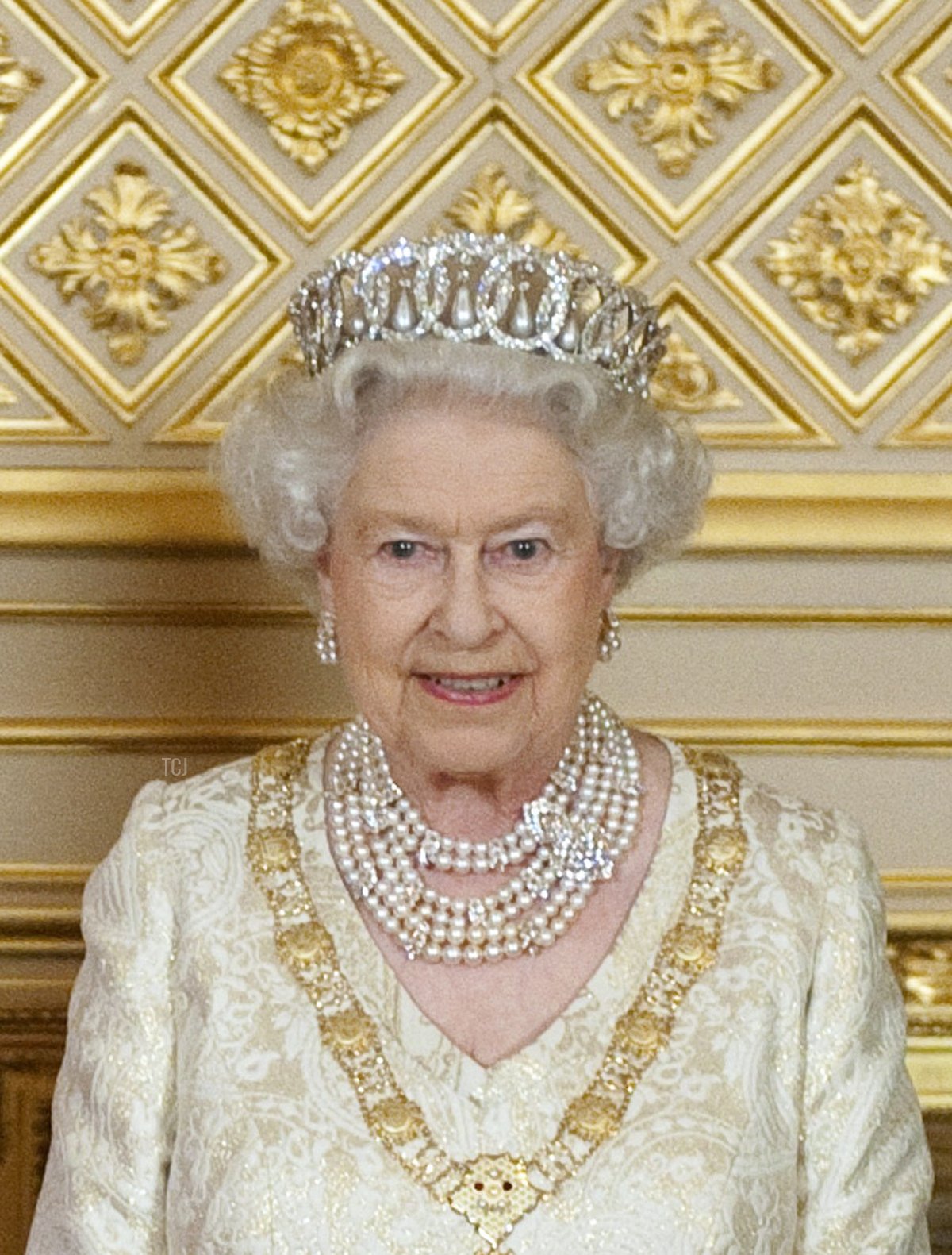 Queen Elizabeth II (R) poses with Sheikha Mozah bint Nasser Al Missned, the wife of Qatar's Emir Sheikh Hamad bin Khalifa al Thani, before a banquet held during their state visit at Windsor Castle on October 26, 2010 in Windsor, United Kingdom