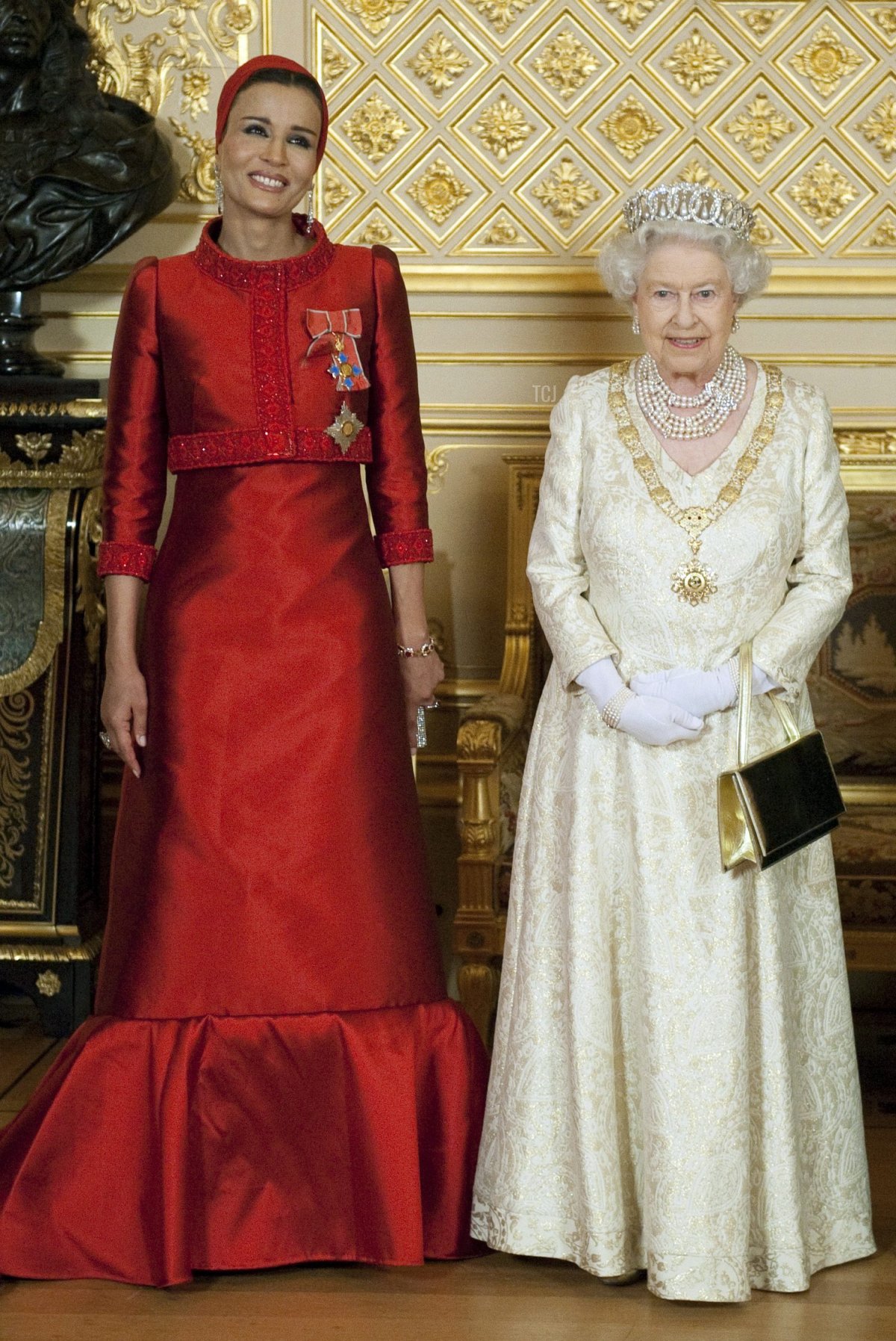 Queen Elizabeth II (R) poses with Sheikha Mozah bint Nasser Al Missned, the wife of Qatar's Emir Sheikh Hamad bin Khalifa al Thani, before a banquet held during their state visit at Windsor Castle on October 26, 2010 in Windsor, United Kingdom