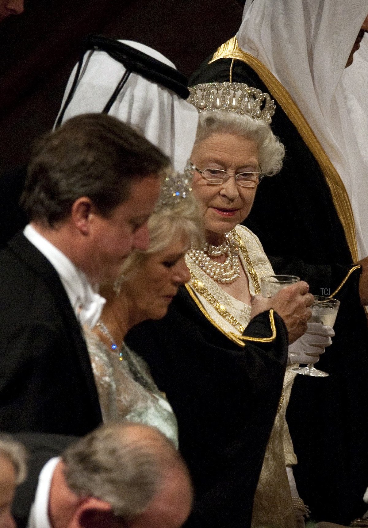 Queen Elizabeth II (R) toasts Qatar's Emir Sheikh Hamad bin Khalifa al-Thani (on the Queen's R) before a banquet in St George's Hall in Windsor Castle held during their state visit on October 26, 2010 in Windsor, United Kingdom