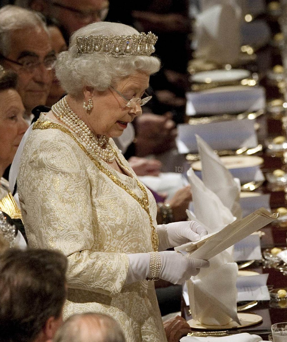 Queen Elizabeth II (C) delivers a speech before a banquet held during the state visit of Qatar's Emir Sheikh Hamad bin Khalifa al-Thani and his wife Sheikha Mozah bint Nasser Al Missned at Windsor Castle on October 26, 2010 in Windsor, United Kingdom