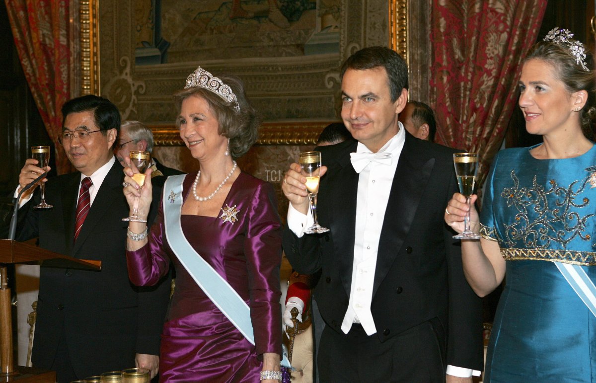 China's President Hu Jintao makes a toast with Spain's Queen Sofia, Prime Minister Jose Luis Rodriguez Zapatero and Spain's Princess Cristina during a gala dinner at the Royal Palace in Madrid, 14 November 2005
