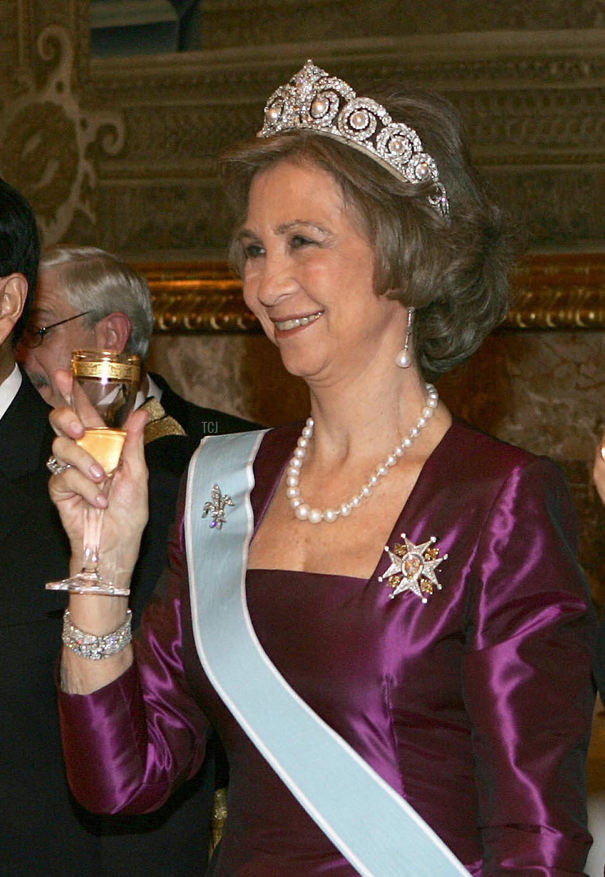 China's President Hu Jintao makes a toast with Spain's Queen Sofia, Prime Minister Jose Luis Rodriguez Zapatero and Spain's Princess Cristina during a gala dinner at the Royal Palace in Madrid, 14 November 2005