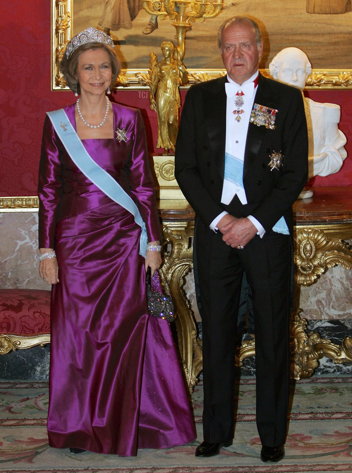 Spanish Queen Sofia and Spain's King Juan Carlos wait for China's first lady Liu Yongqing and Chinese President Hu Jintao before an official dinner at Royal Palace in Madrid 14 November 2005
