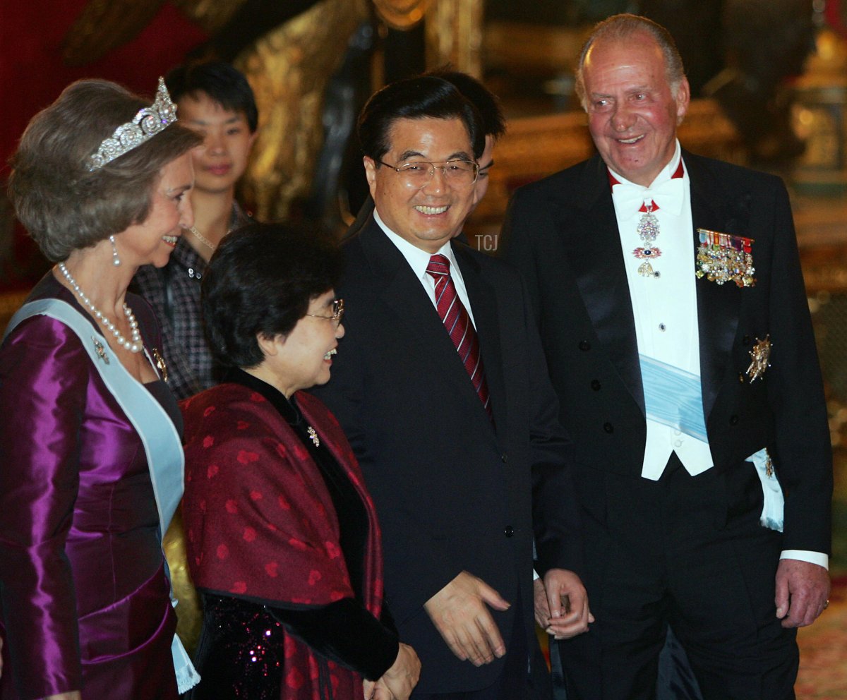 Spanish Queen Sofia, China's first lady Liu Yongqing, Chinese President Hu Jintao and Spain's King Juan Carlos smile before an official dinner at Royal Palace in Madrid 14 November 2005