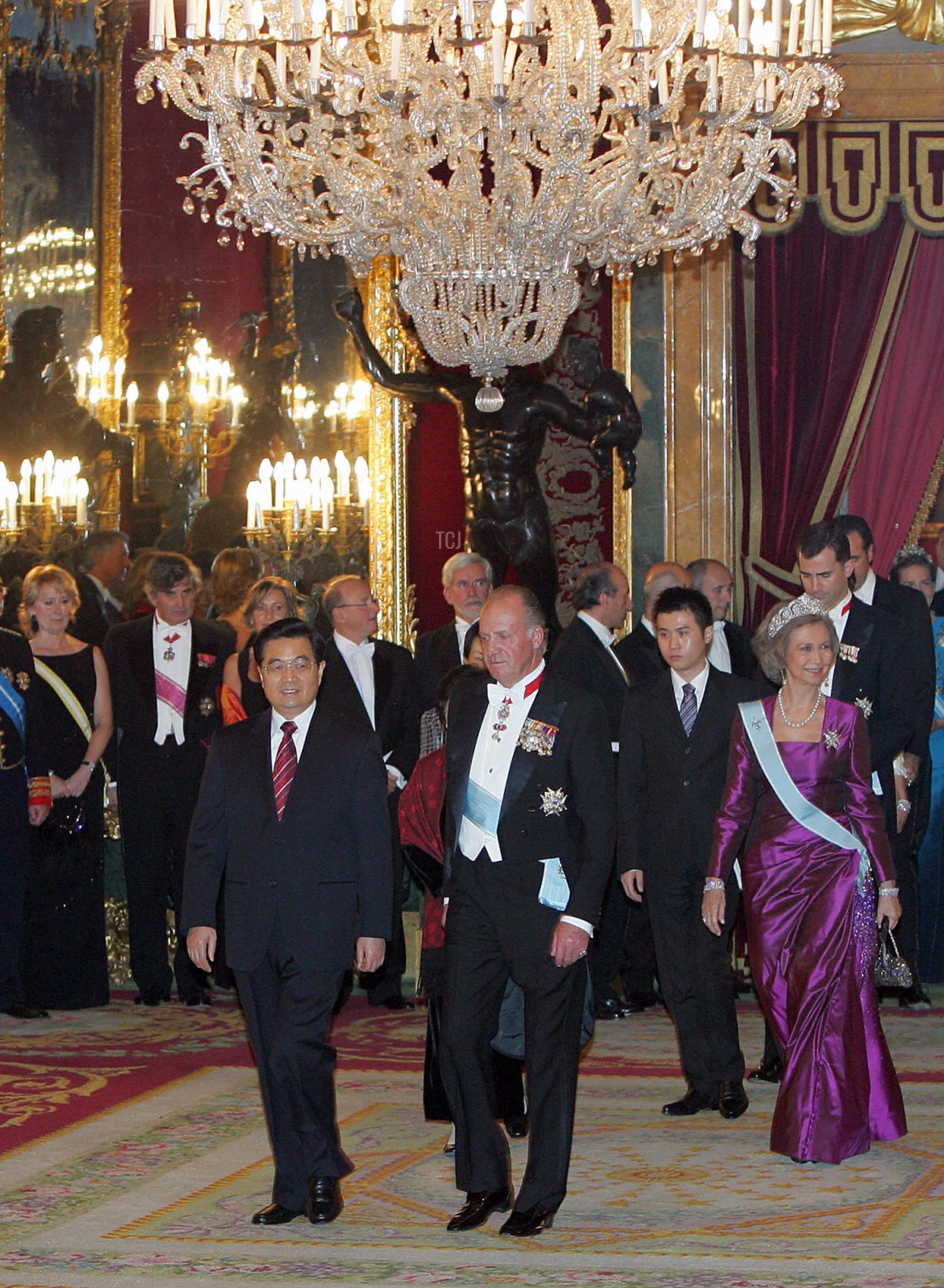 Spanish Queen Sofia, China's first lady Liu Yongqing, Spain's King Juan Carlos and Chinese President Hu Jintao Spain's King Juan Carlos enter in the throne room before an official dinner at Royal Palace in Madrid 14 November 2005