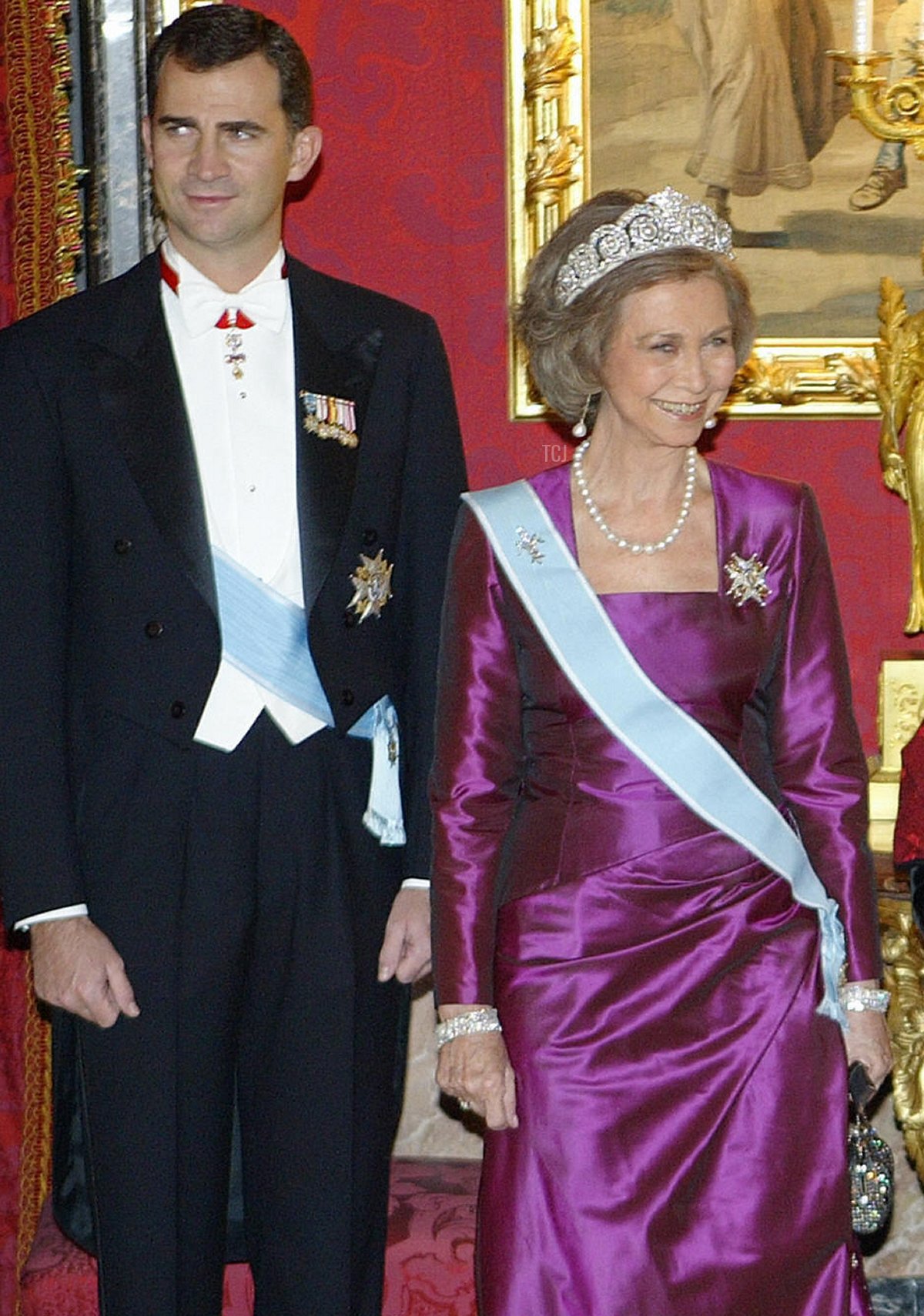 Spanish Prince Felipe, Queen Sofia, China's first lady Liu Yongqing, Chinese President Hu Jintao and Spain's King Juan Carlos, pose before a official dinner at Royal Palace in Madrid 14 November 2005