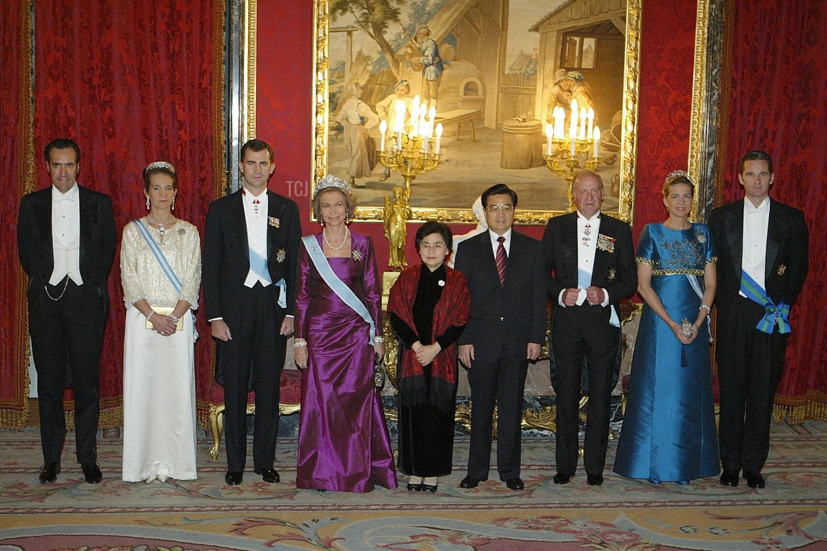 Jaime de Marichalar and his wife Princess Elena, Spanish Prince Felipe, Queen Sofia, China's first lady Liu Yongqing, Chinese President Hu Jintao, Spain's King Juan Carlos, Princess Cristina and her husband Inaki Urdangarin, pose before an official dinner at Royal Palace in Madrid 14 November 2005
