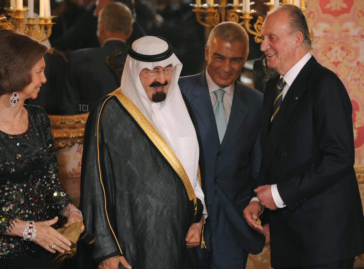 King Abdullah of Saudi Arabia (C) speaks with King Juan Carlos of Spain (R) in the presence of Queen Sofia (L) at the Royal Palace in Madrid on July 15, 2008