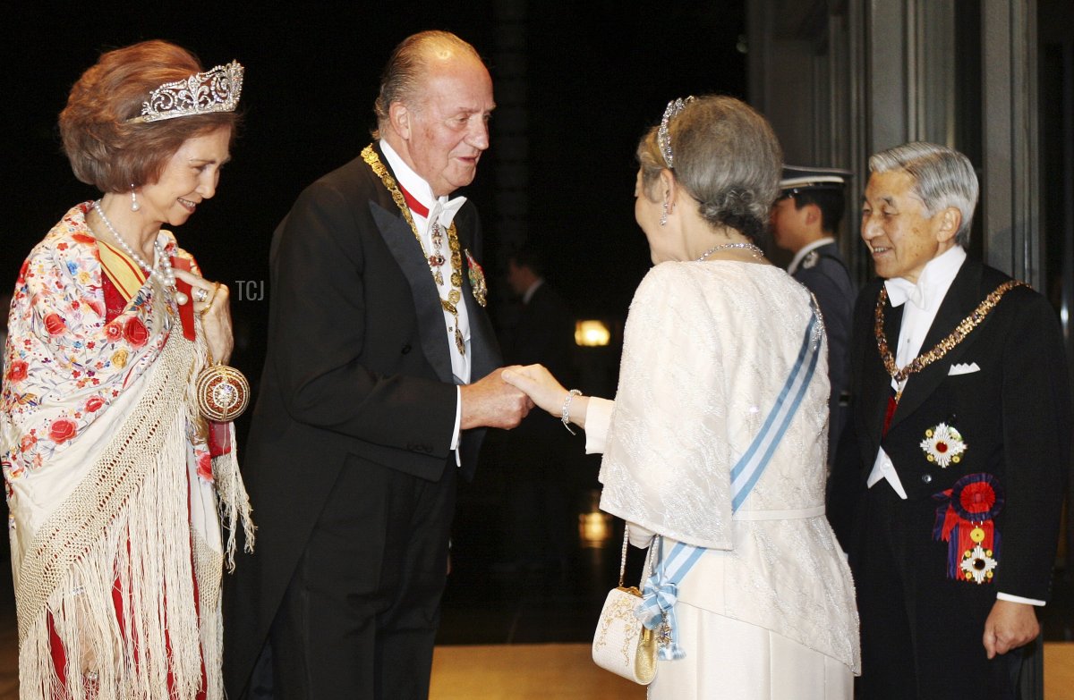 Queen Sofia and King Juan Carlos of Spain are greeted by Empress Michiko and Emperor Akihito of Japan prior to dinner at the Imperial Palace on November 10, 2008 in Tokyo, Japan