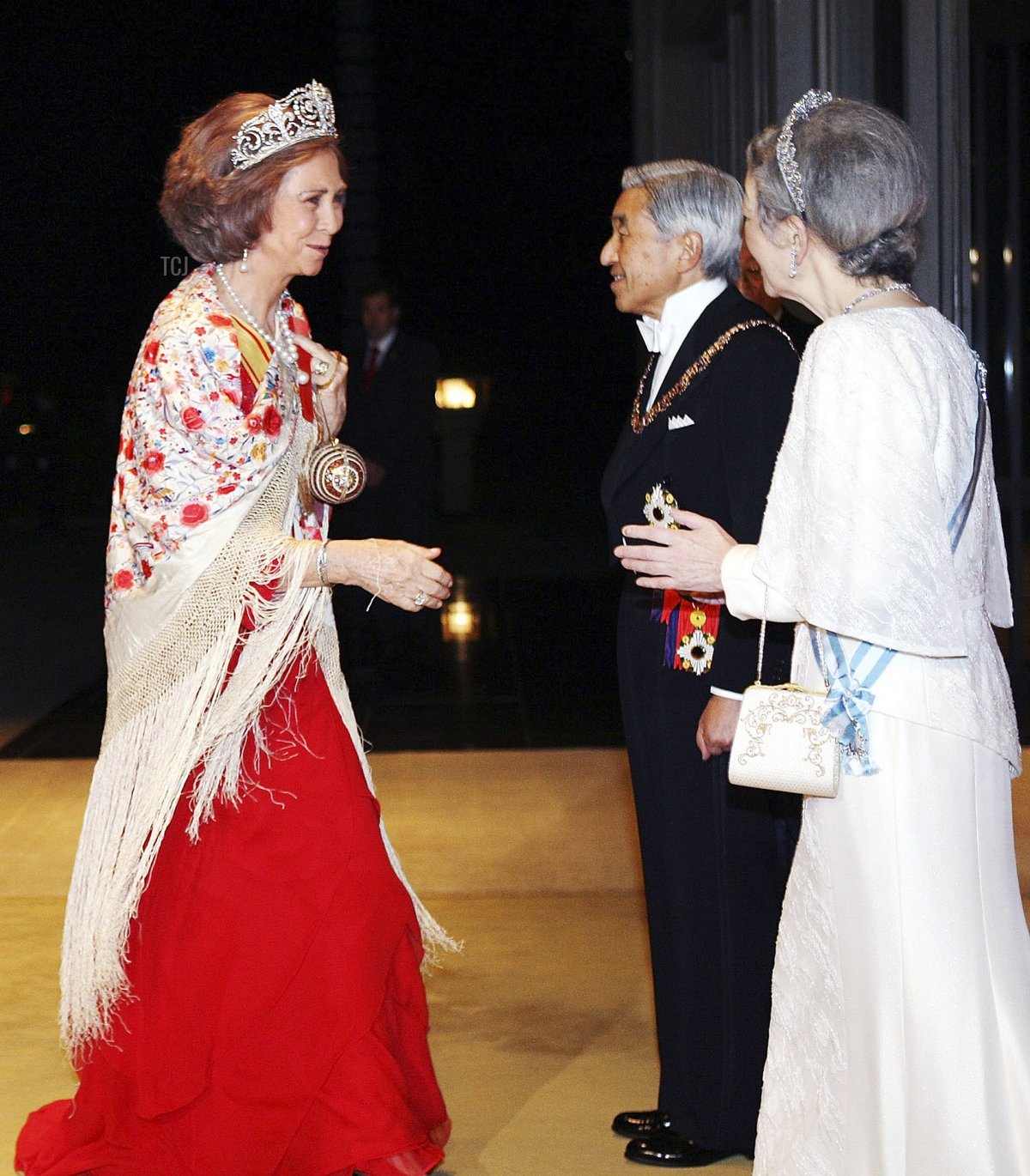 Queen Sofia and King Juan Carlos of Spain are greeted by Emperor Akihito and Empress Michiko of Japan prior to dinner at the Imperial Palace on November 10, 2008 in Tokyo, Japan