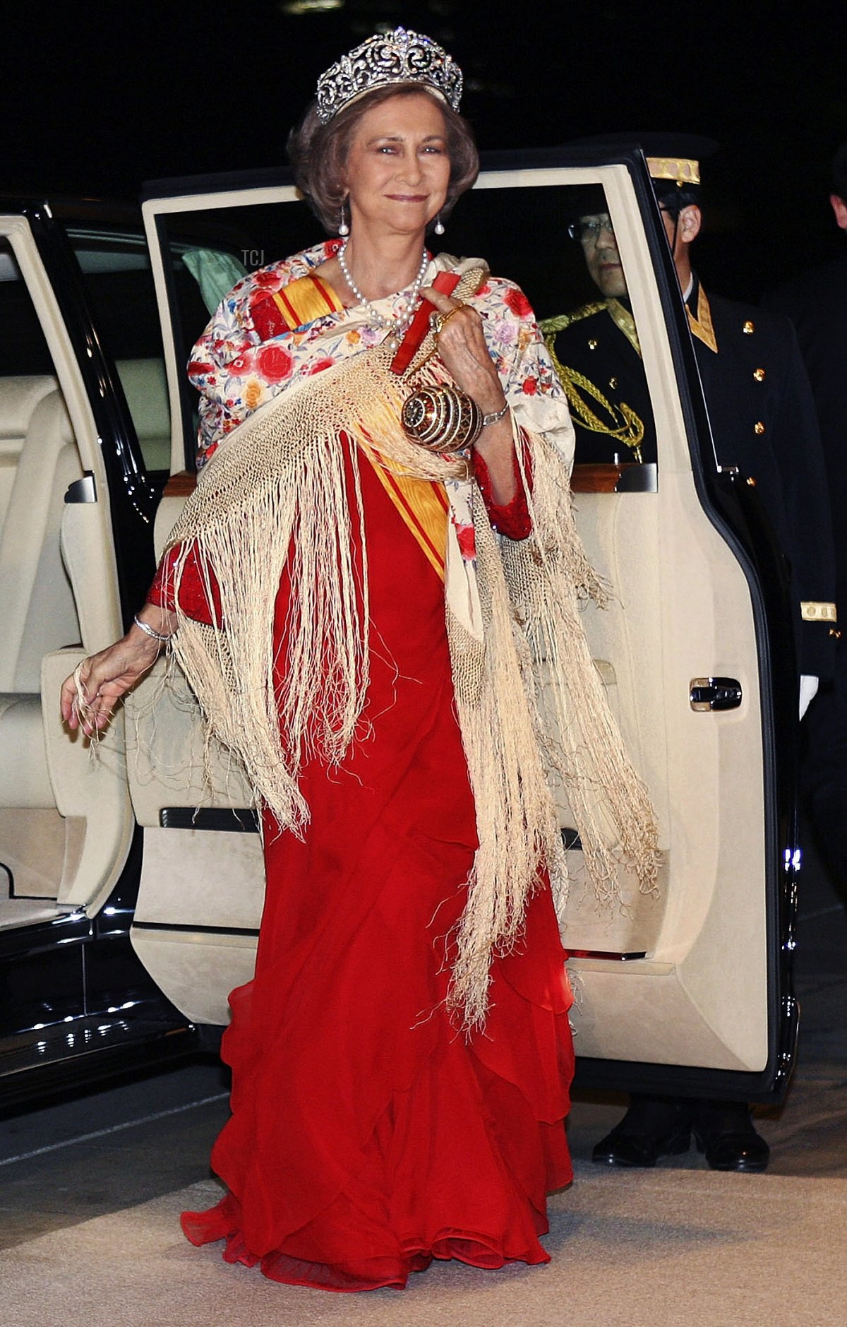 Queen Sofia of Spain is greeted by an Imperial Palace official as she and King Carlos of Spain arrive to dine with Emperor Akihito and Empress Michiko of Japan at the Imperial Palace on November 10, 2008 in Tokyo, Japan