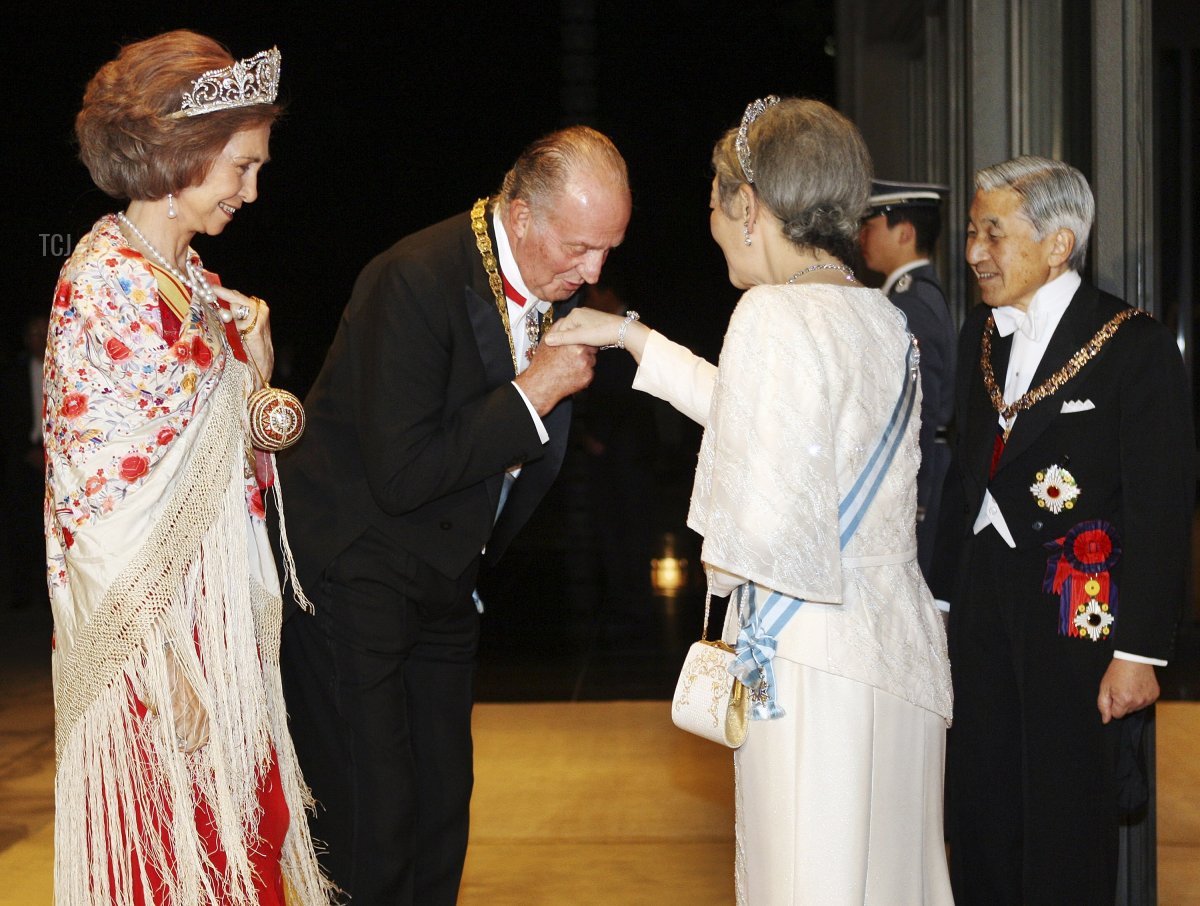 Queen Sofia and King Juan Carlos of Spain are greeted by Empress Michiko and Emperor Akihito of Japan prior to dinner at the Imperial Palace on November 10, 2008 in Tokyo, Japan