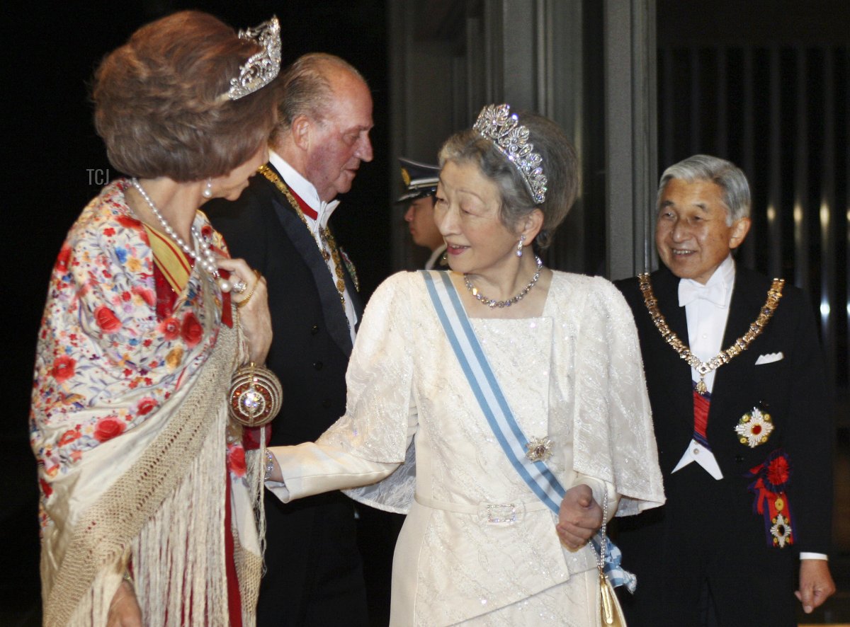 Spain's King Juan Carlos (2nd L) and Queen Sofia (L) are welcomed by Japanese Emperor Akihito (R) and Empress Michiko (C) prior to the dinner at the Imperial Palace in Tokyo on November 10, 2008