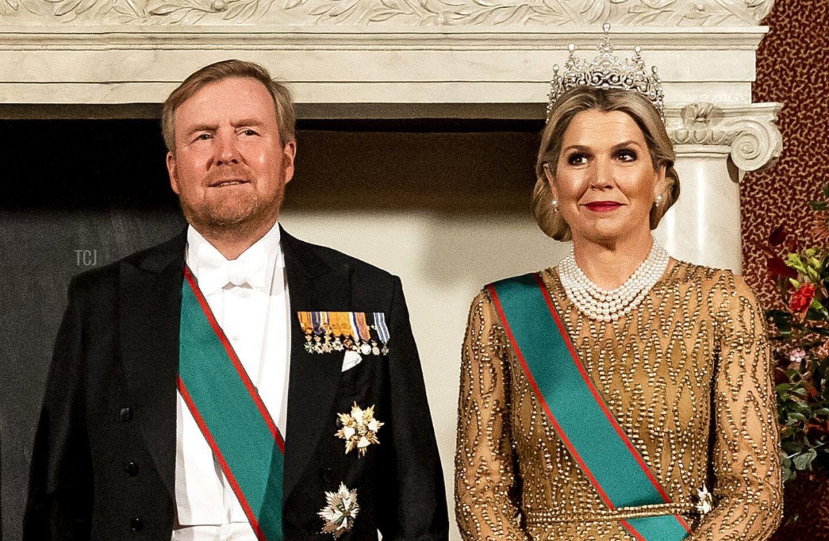King Willem -Alexander and Queen Máxima pose for a group photo together with Italian President Sergio Mattarella and his daughter Laura Mattarella