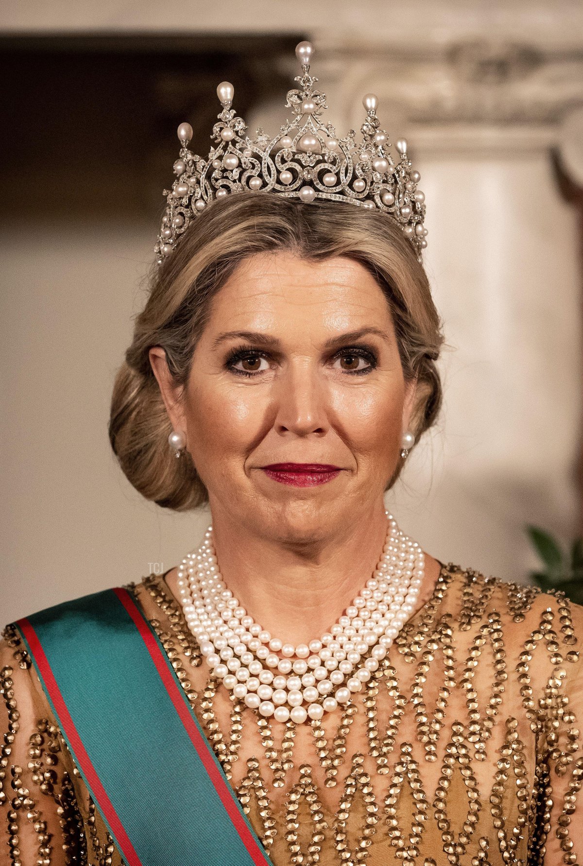 Queen Máxima poses for a group photo together with King Willem-Alexander and Italian President Sergio Mattarella and his daughter Laura Mattarella