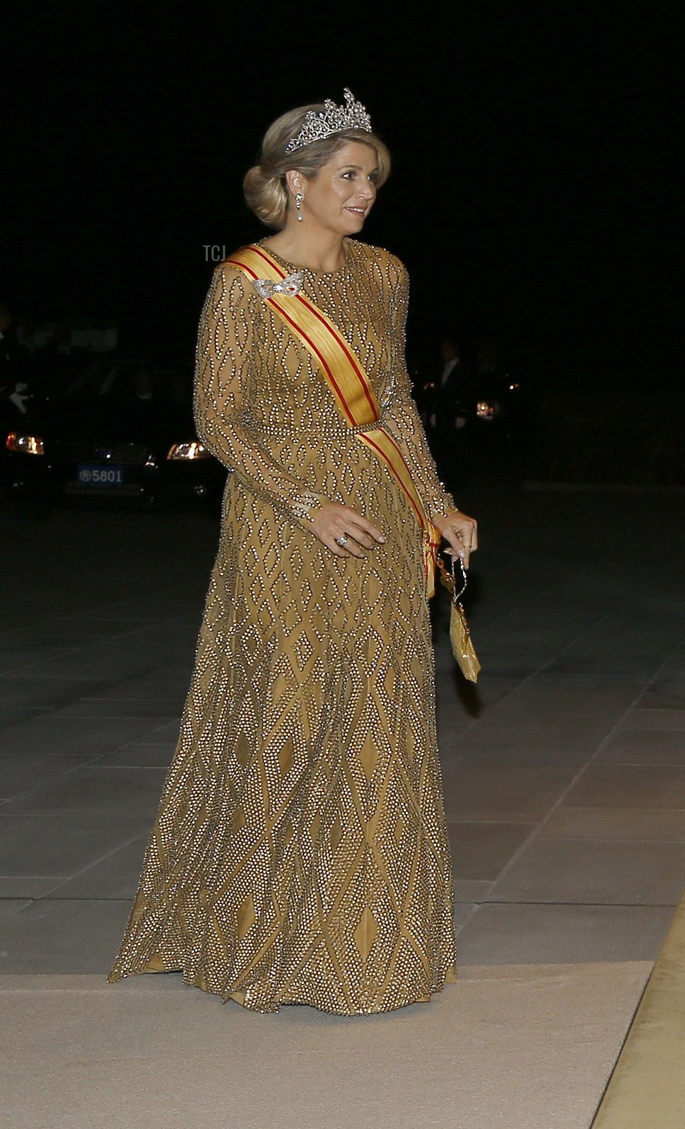King Willem Alexander (2nd L) and Queen Maxima (L) of the Netherlands are welcomed by Japanese Emperor Akihito (2nd R) and Empress Michiko upon their arrival for a State Dinner at the Imperial Palace in Tokyo on October 29, 2014